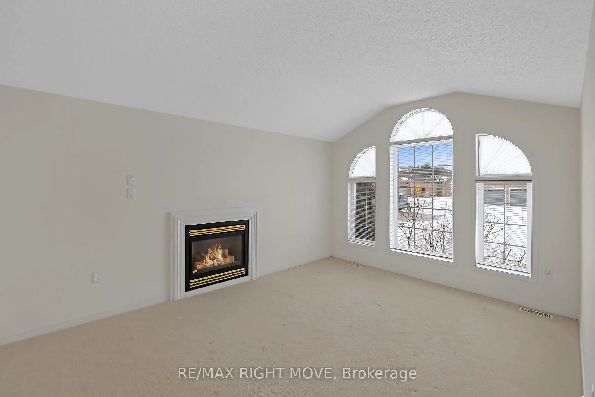 Photo 8 of 4 Carter Crescent, Orillia — HOMEH