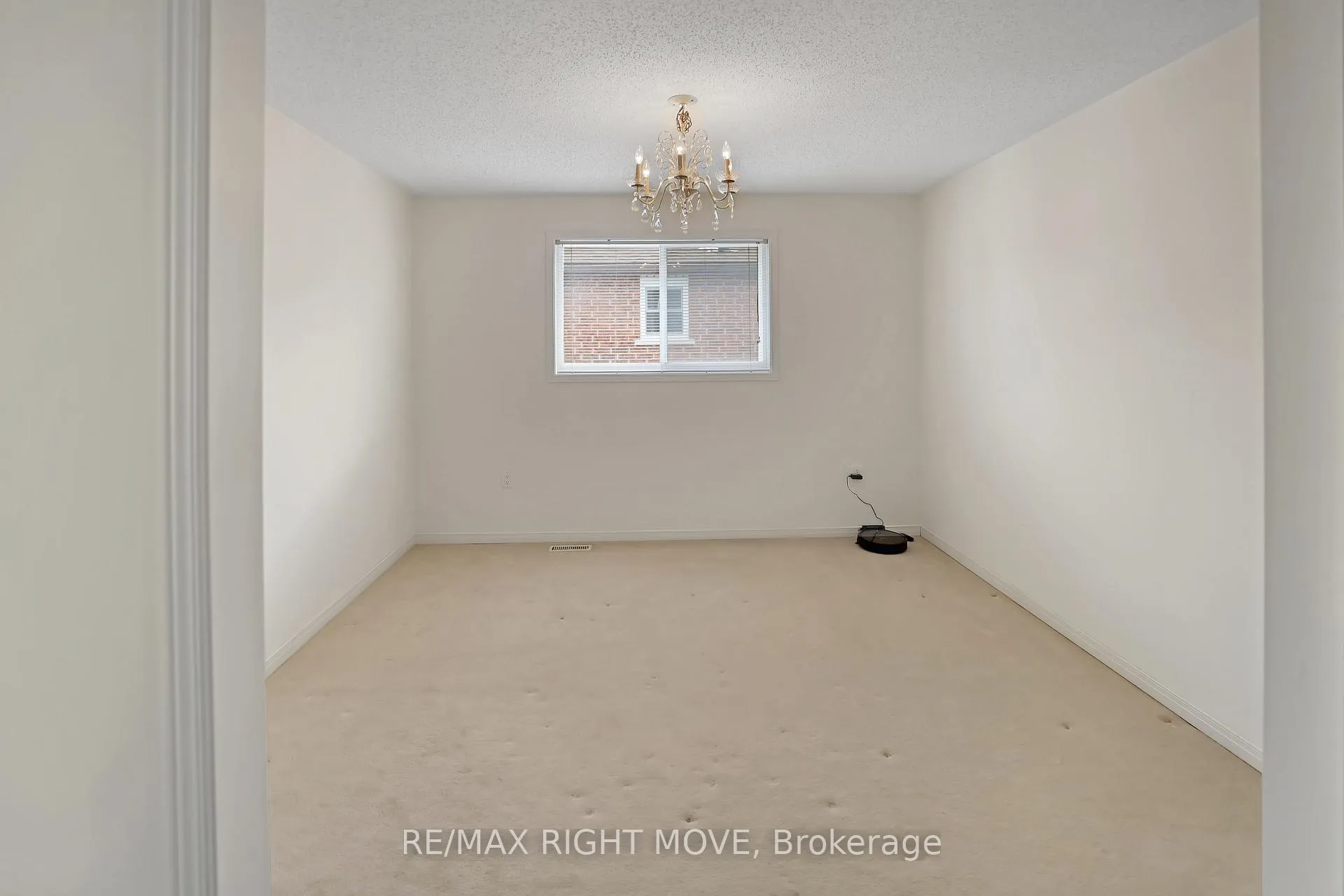 Photo 10 of 4 Carter Crescent, Orillia — HOMEH