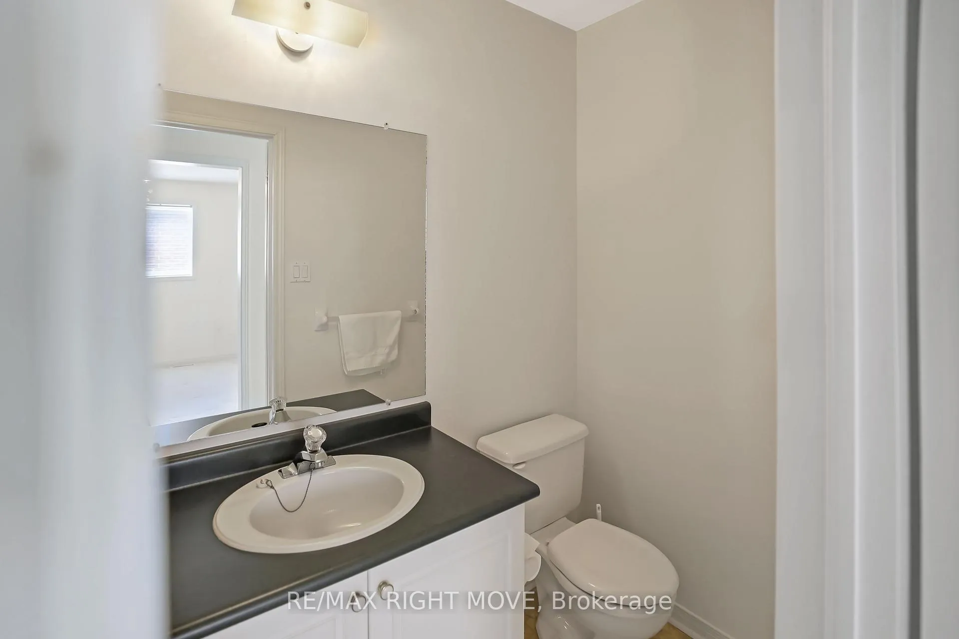 Photo 11 of 4 Carter Crescent, Orillia — HOMEH