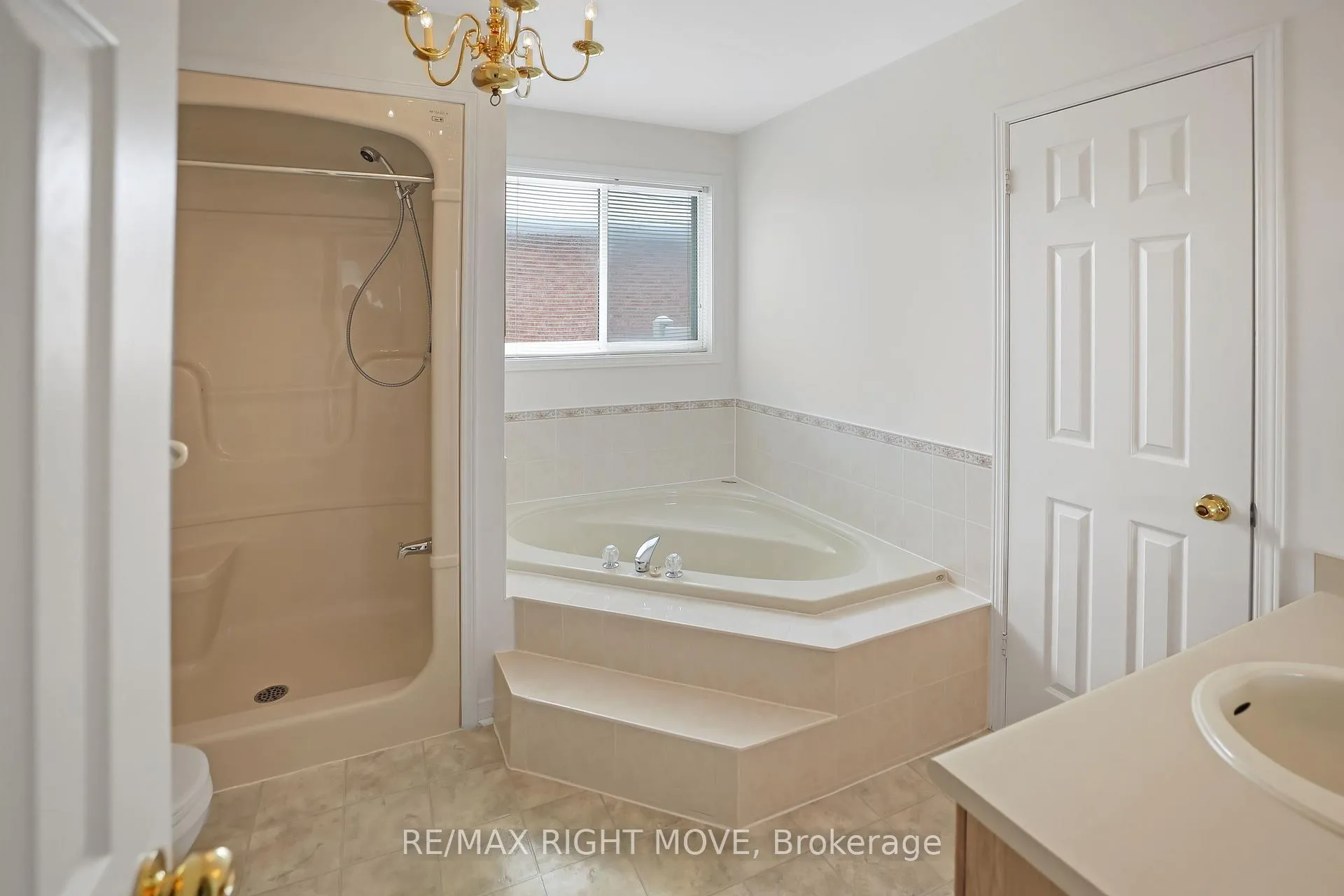 Photo 20 of 4 Carter Crescent, Orillia — HOMEH