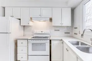 Photo 9 of 388 Pompano Court, Oshawa, Samac — HOMEH
