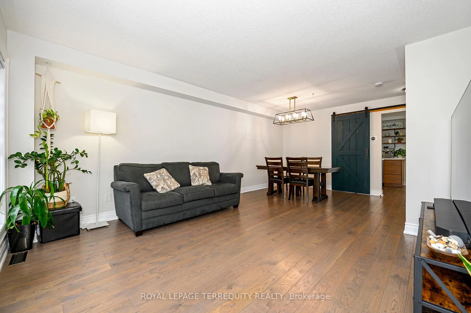 Photo 2 of 82 Timberwolf Crescent, Vaughan, Vellore Village — HOMEH