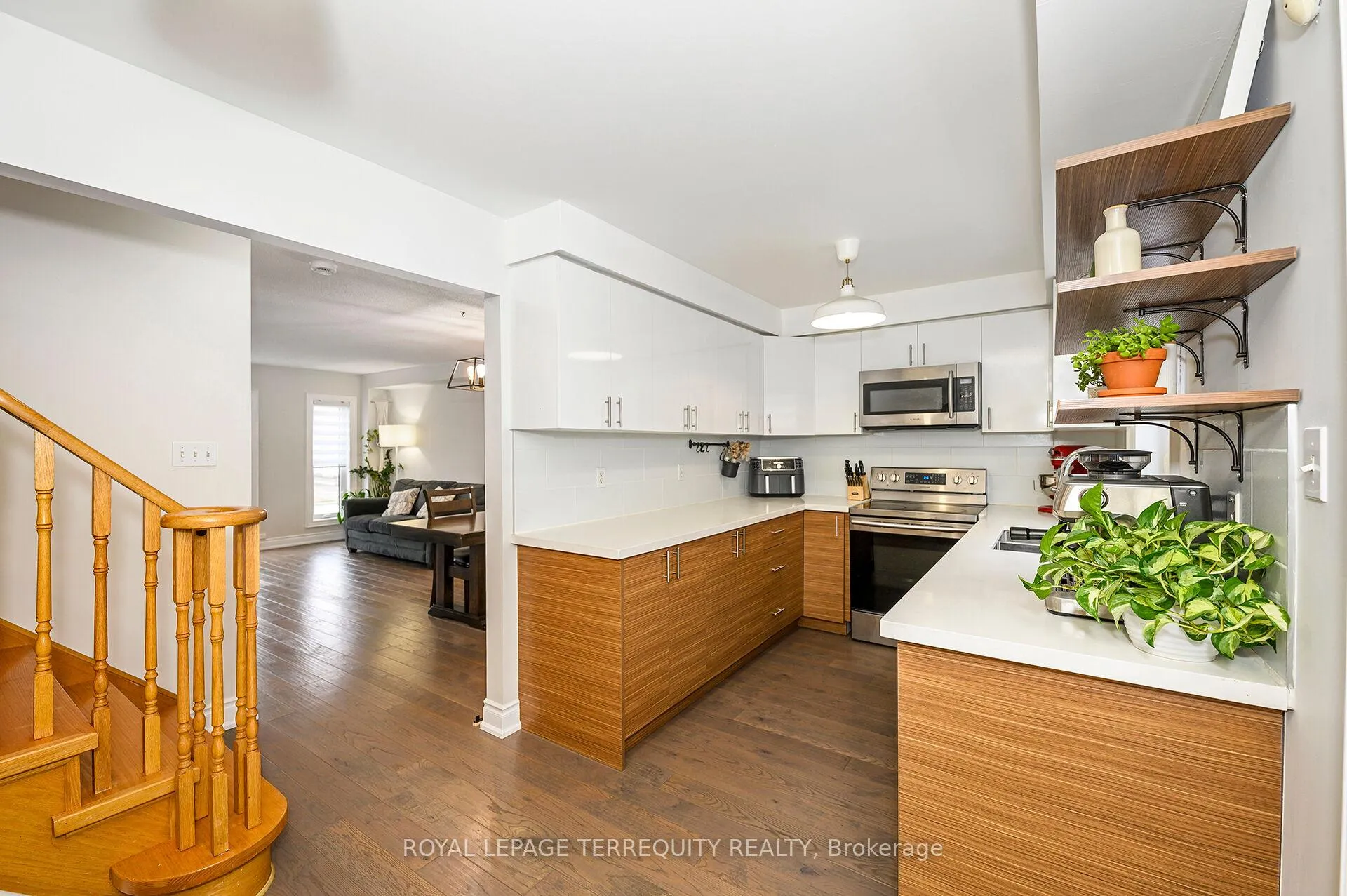 Photo 4 of 82 Timberwolf Crescent, Vaughan, Vellore Village — HOMEH
