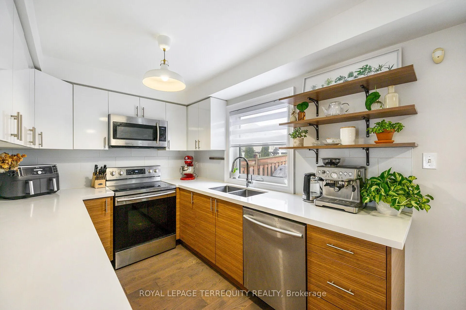 Photo 5 of 82 Timberwolf Crescent, Vaughan, Vellore Village — HOMEH