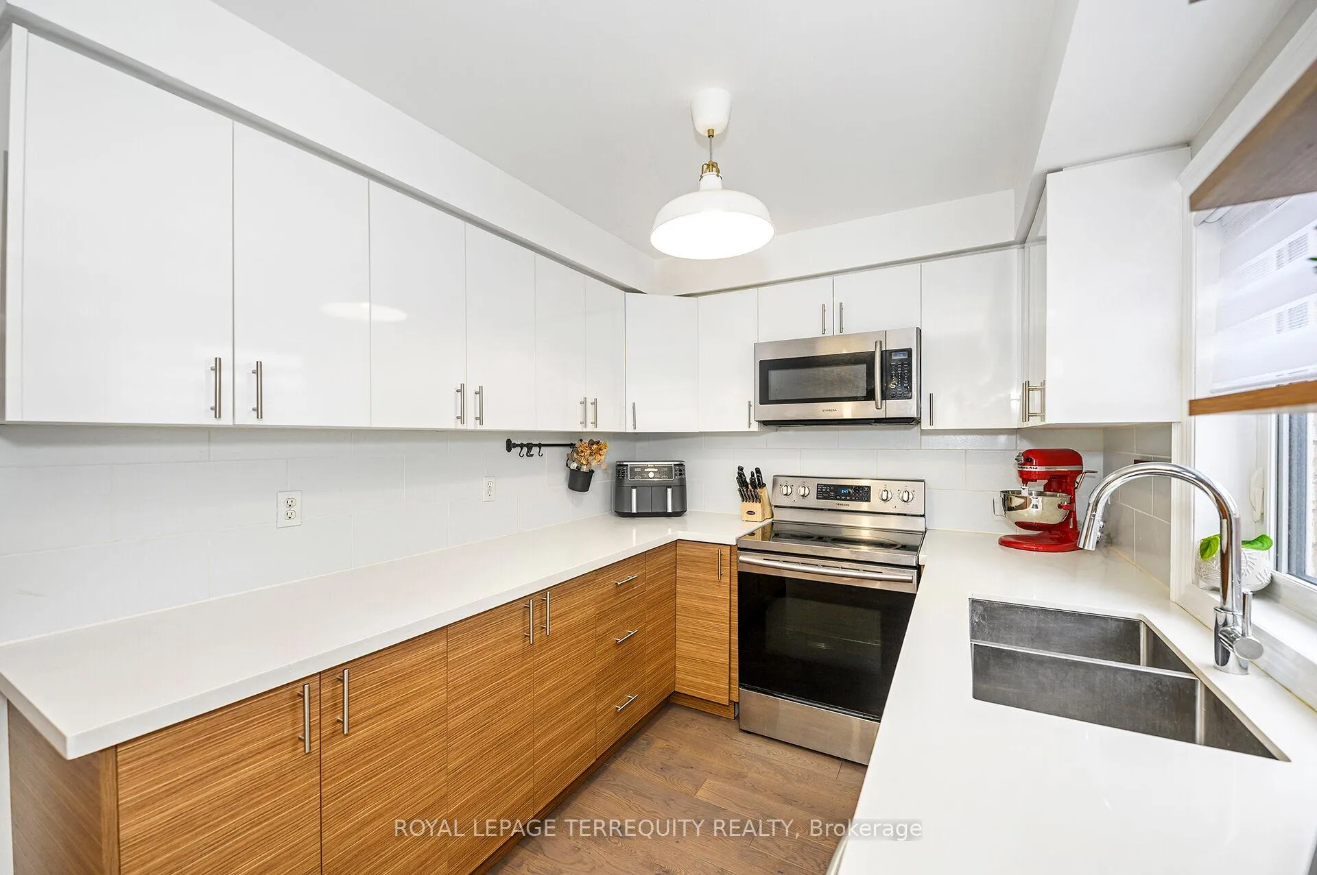 Photo 6 of 82 Timberwolf Crescent, Vaughan, Vellore Village — HOMEH