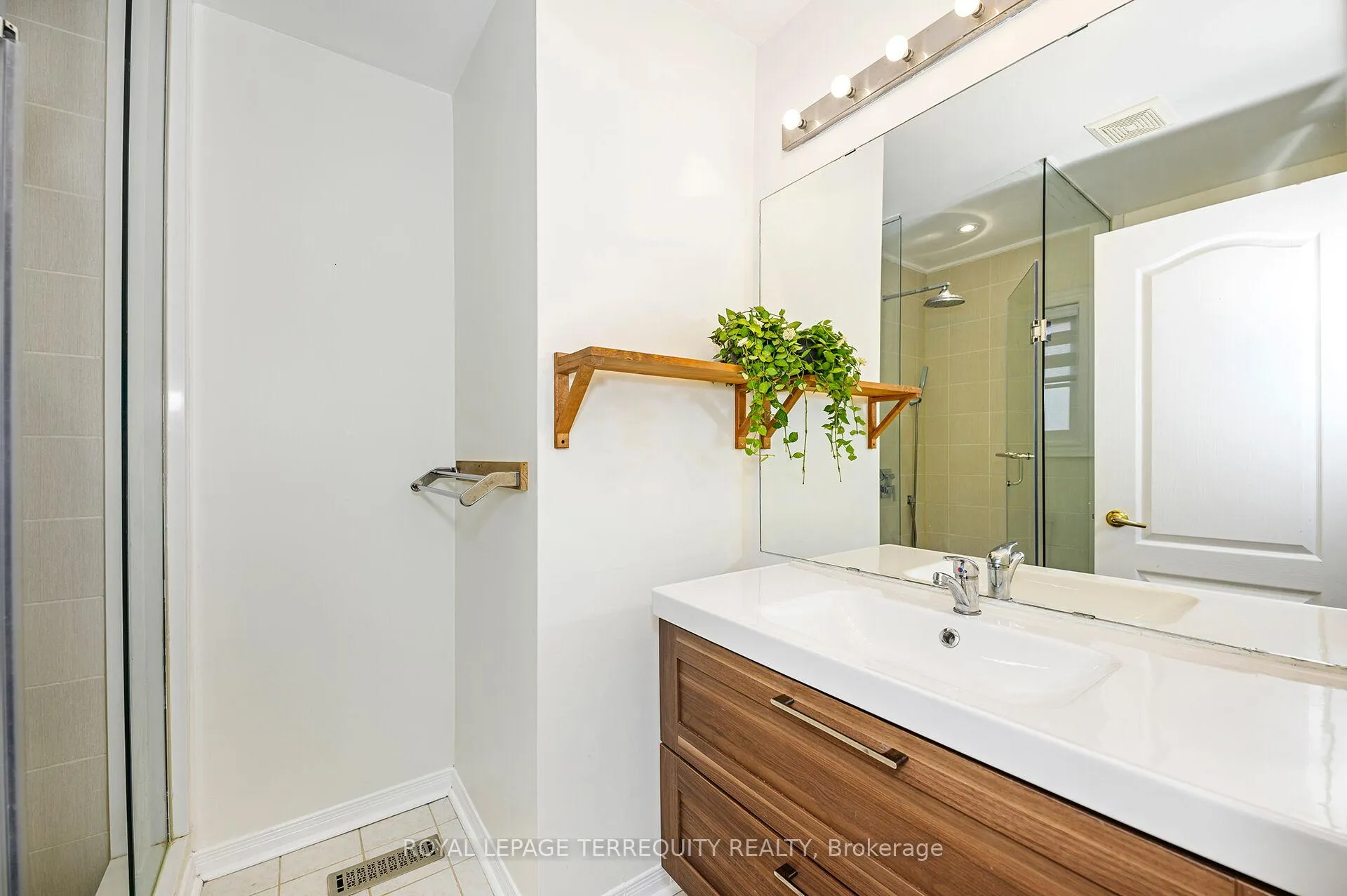 Photo 11 of 82 Timberwolf Crescent, Vaughan, Vellore Village — HOMEH
