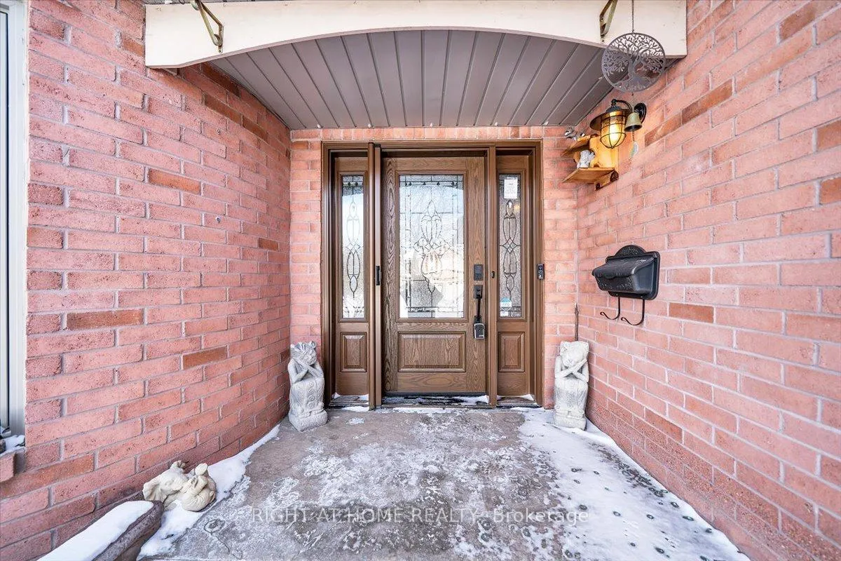 Photo 3 of 33 Willcocks Crescent, Ajax, Central — HOMEH
