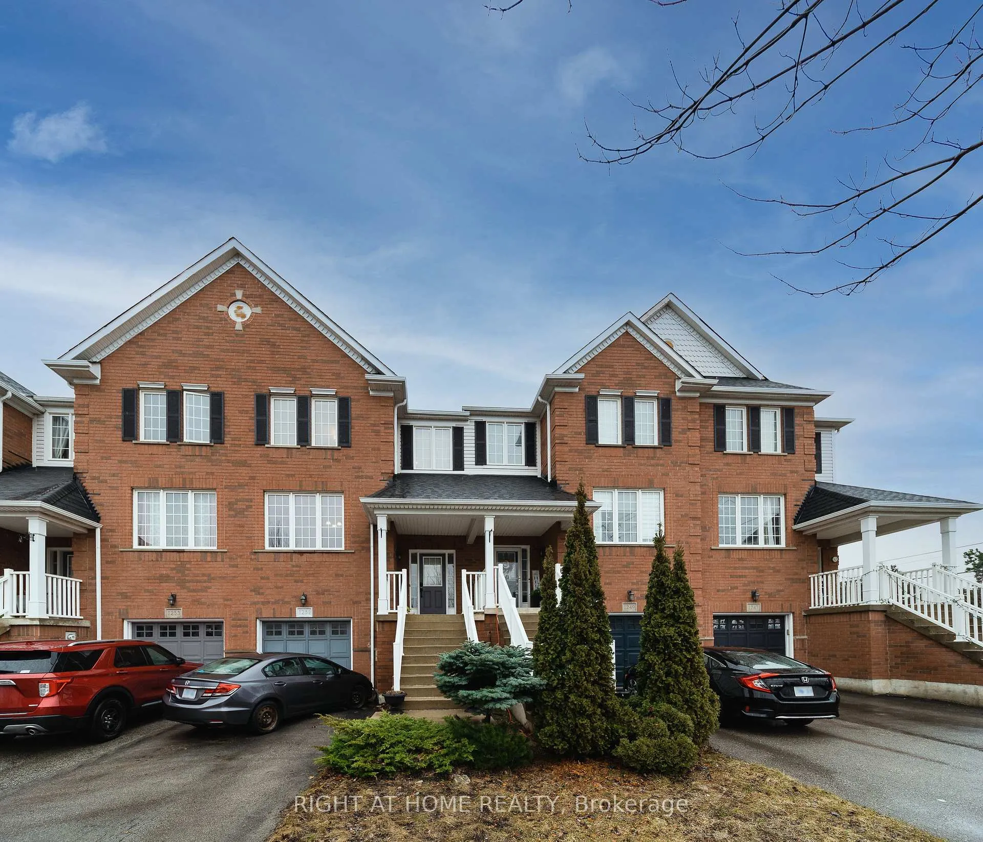 Front of 1251 Lamont Crescent