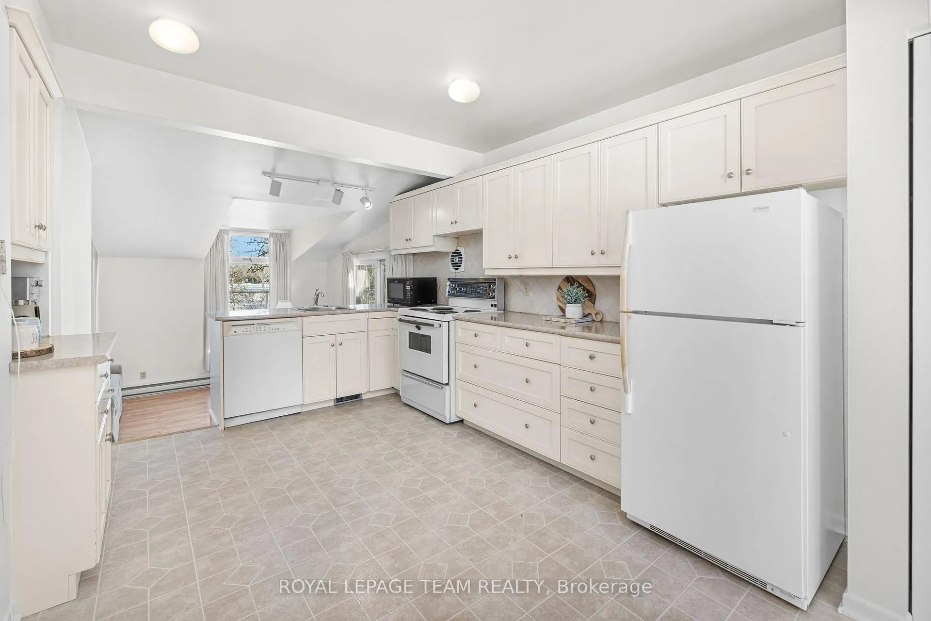 Photo 12 of 7 Kimberley Road, Ottawa, Lynwood Village — HOMEH