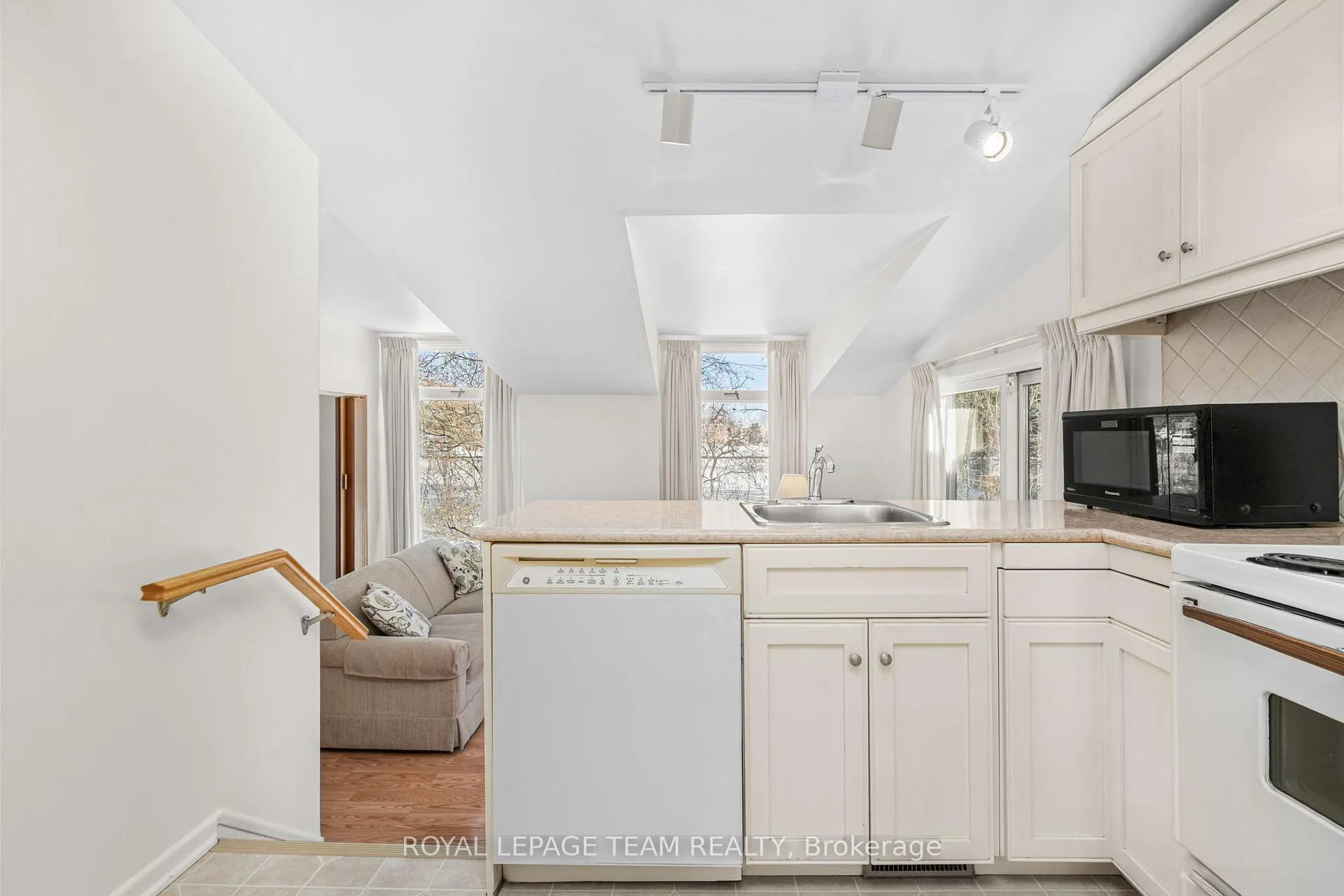 Photo 16 of 7 Kimberley Road, Ottawa, Lynwood Village — HOMEH