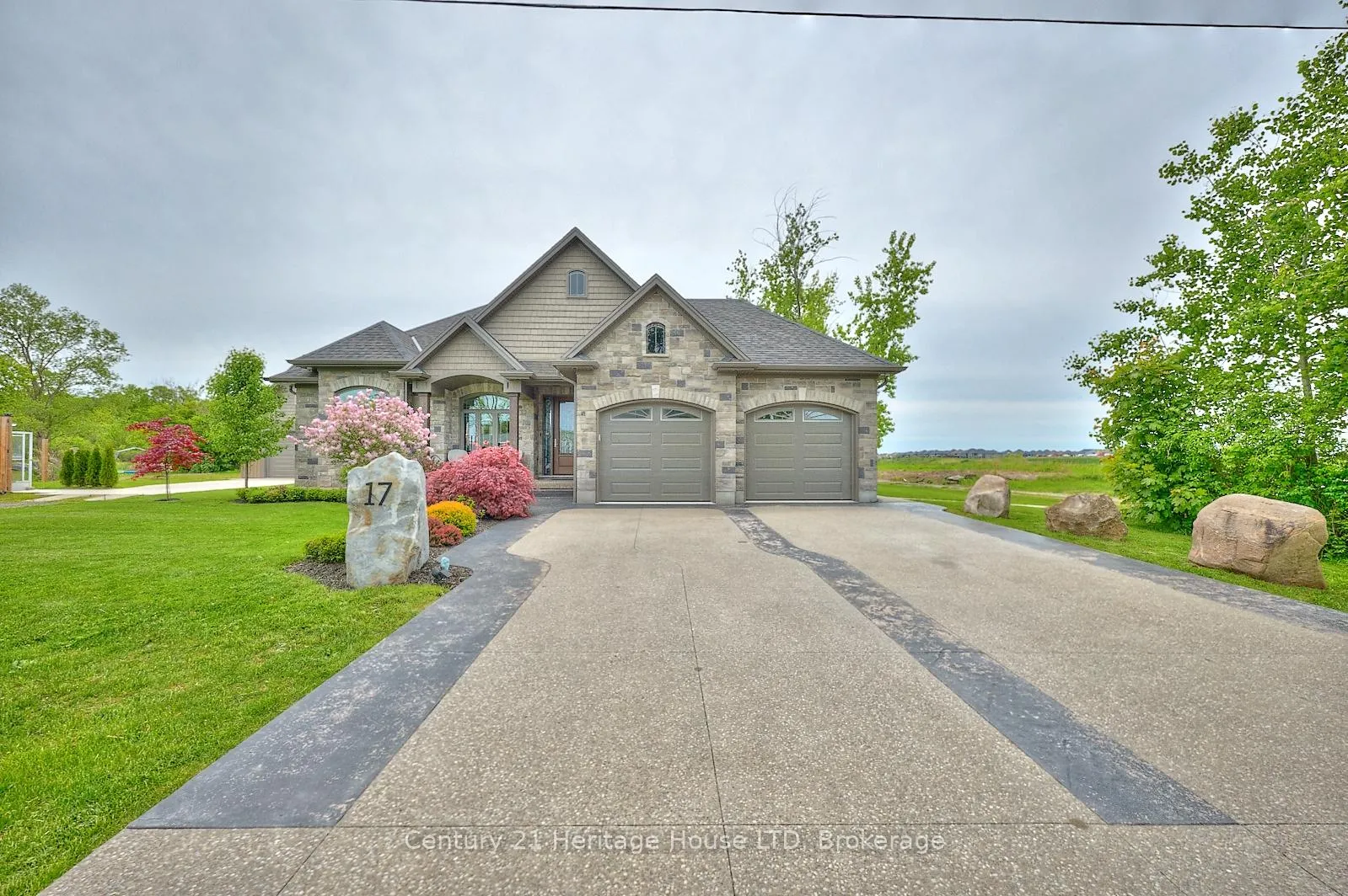 Photo 2 of 17 Biggar Road, Thorold, Port Robinson — HOMEH