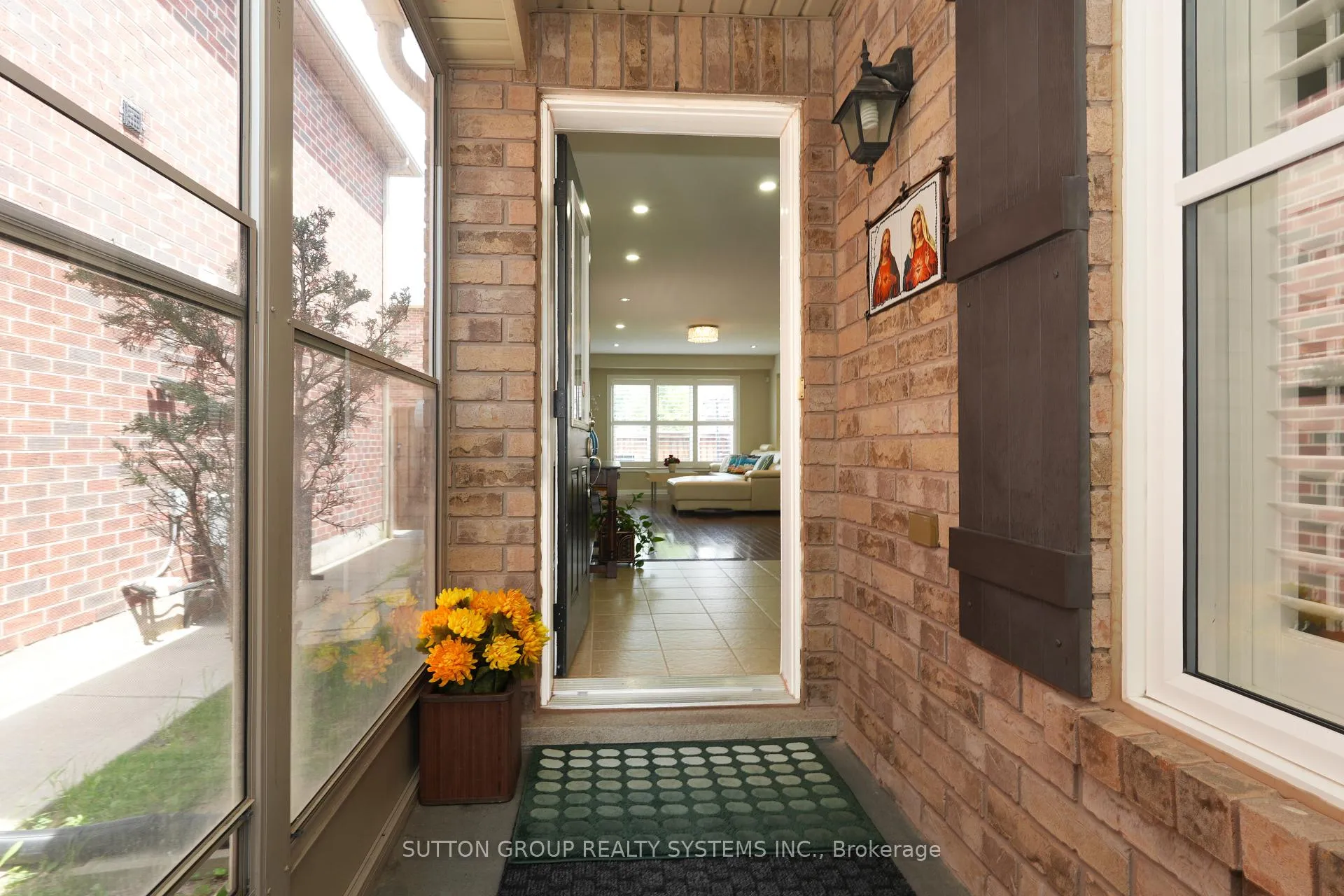 Photo 4 of 35 Bleasdale Avenue, Brampton, Northwest Brampton — HOMEH