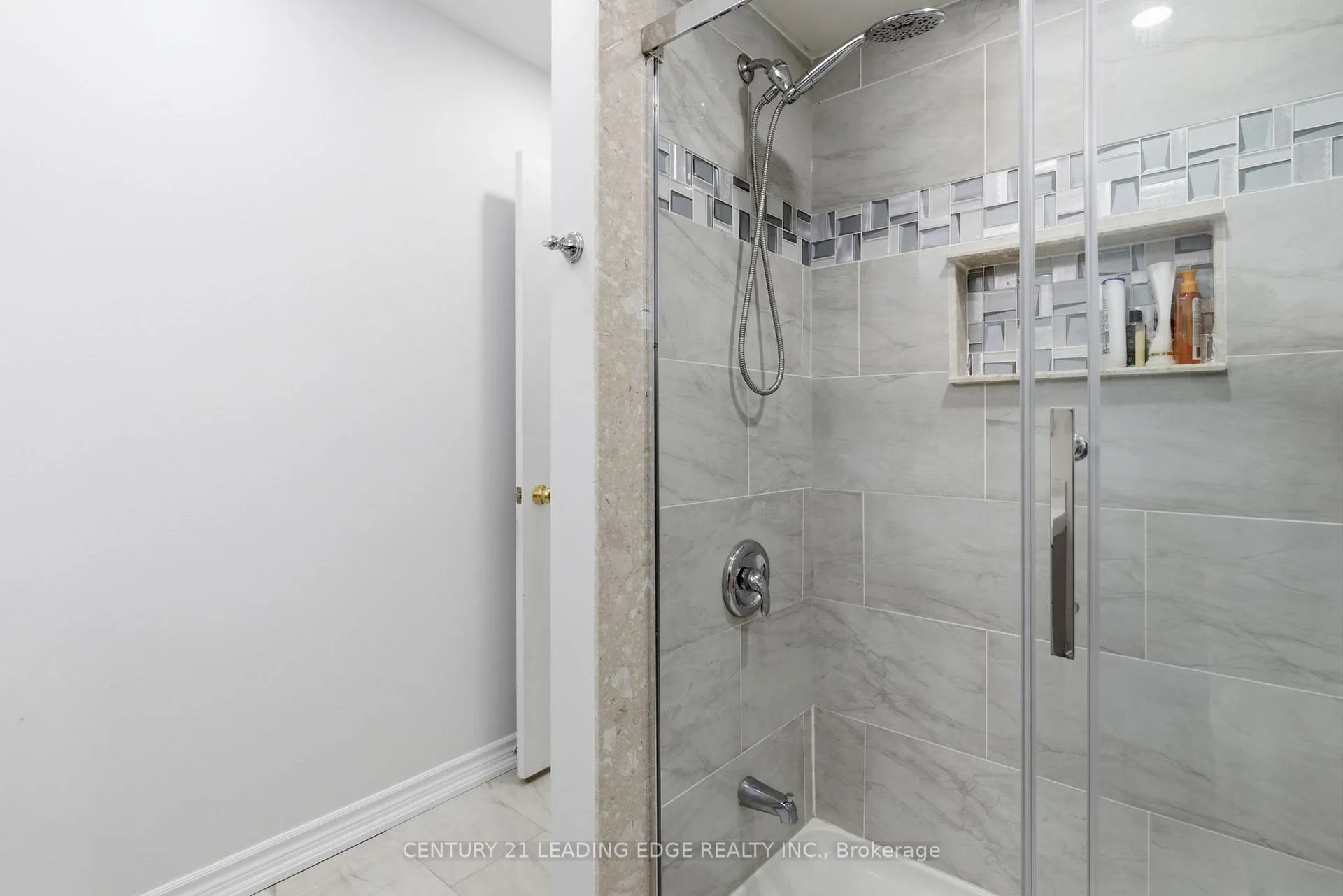 Photo 25 of 101 Monarchy Street, Barrie, Innis-Shore — HOMEH