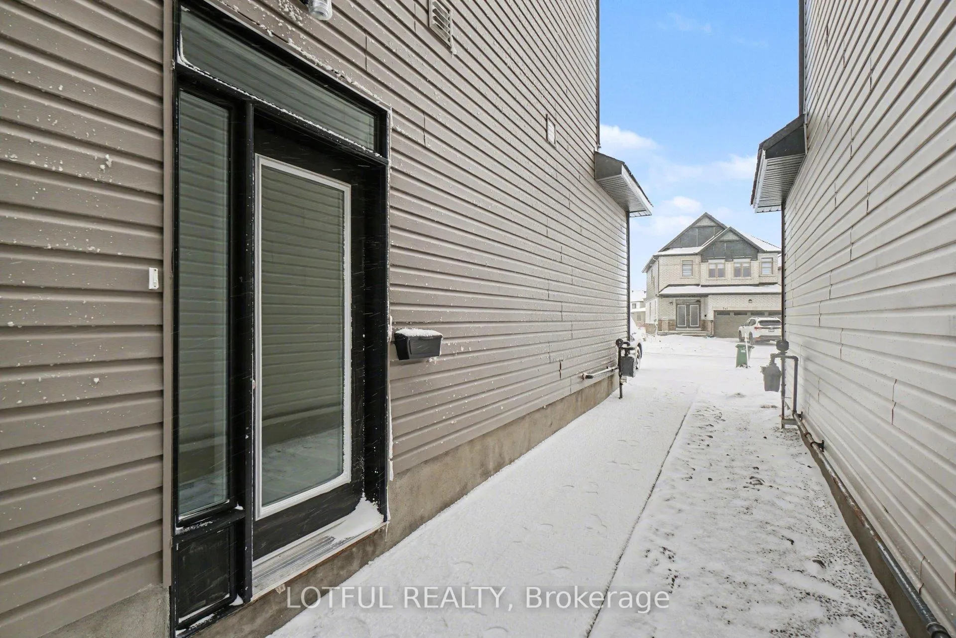 Photo 2 of Unit B, 540 Tahoe Heights, Ottawa, Leitrim — HOMEH