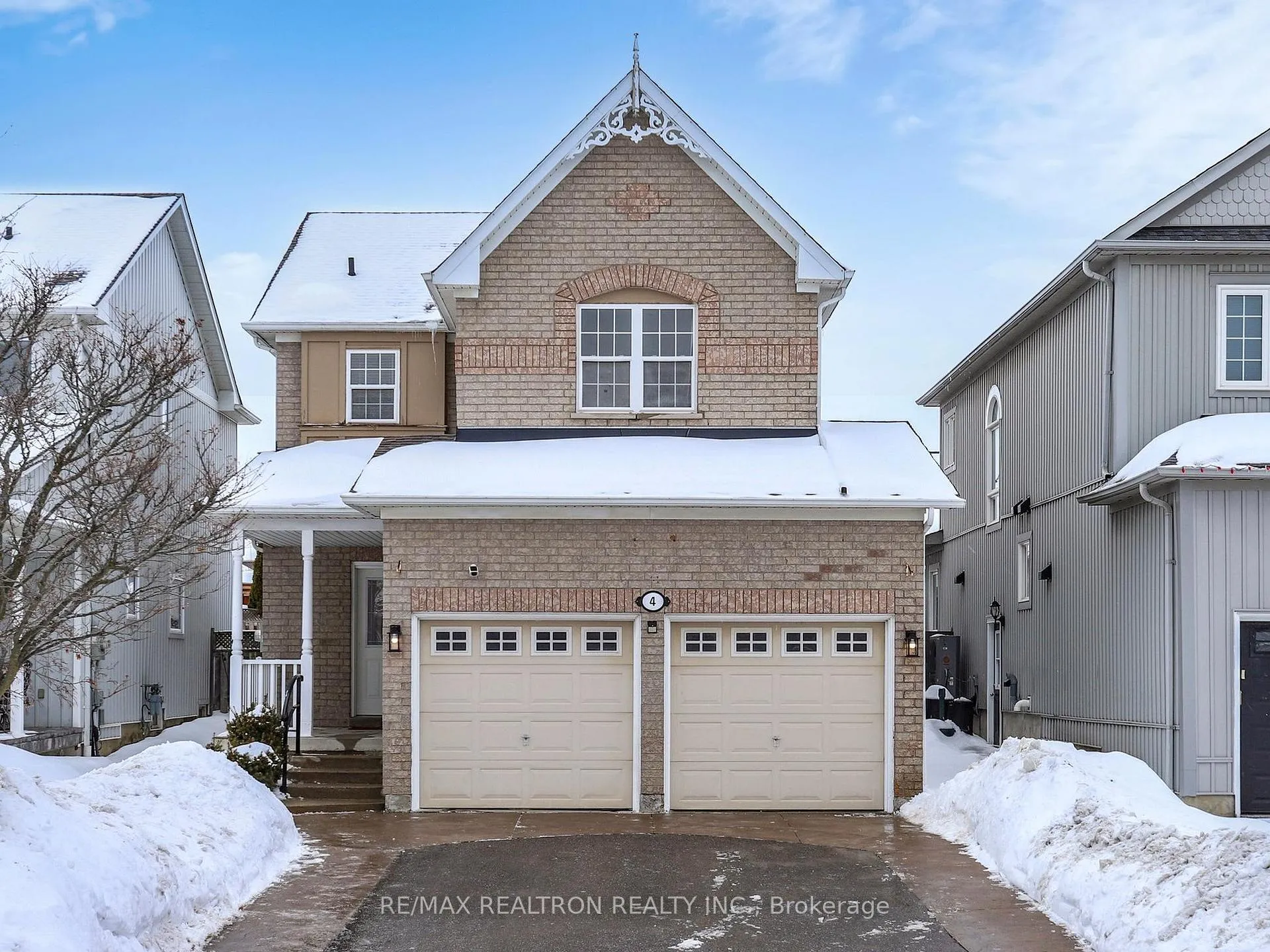 Photo 2 of 4 Wessex Drive, Whitby, Brooklin — HOMEH