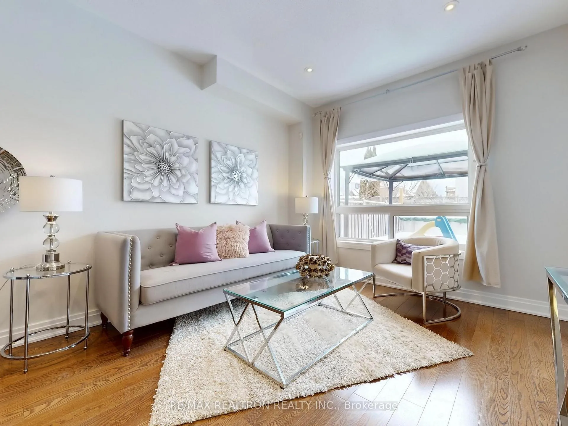 Photo 5 of 4 Wessex Drive, Whitby, Brooklin — HOMEH