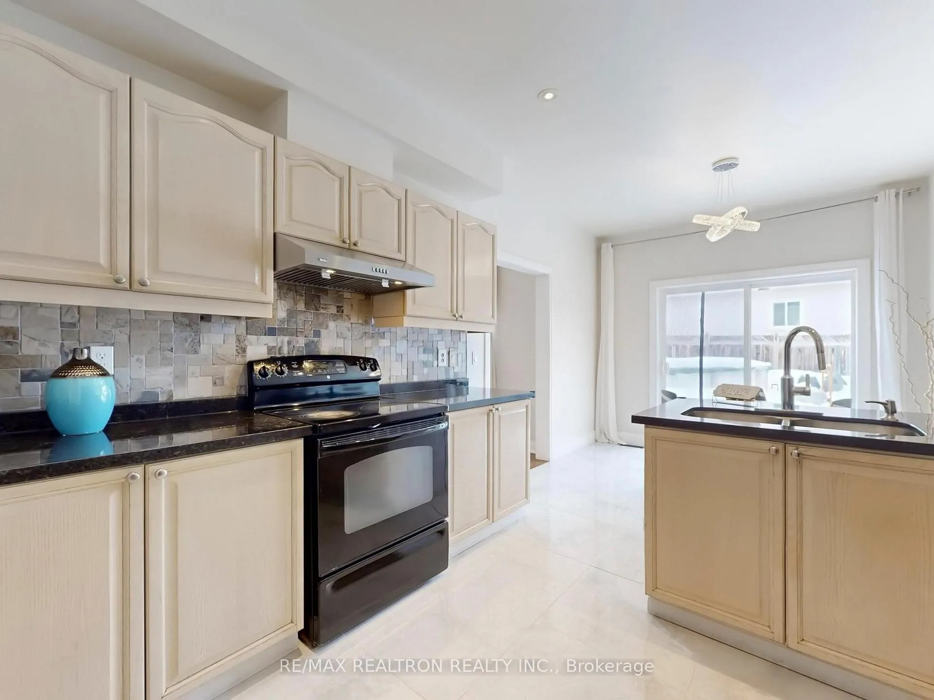 Photo 13 of 4 Wessex Drive, Whitby, Brooklin — HOMEH