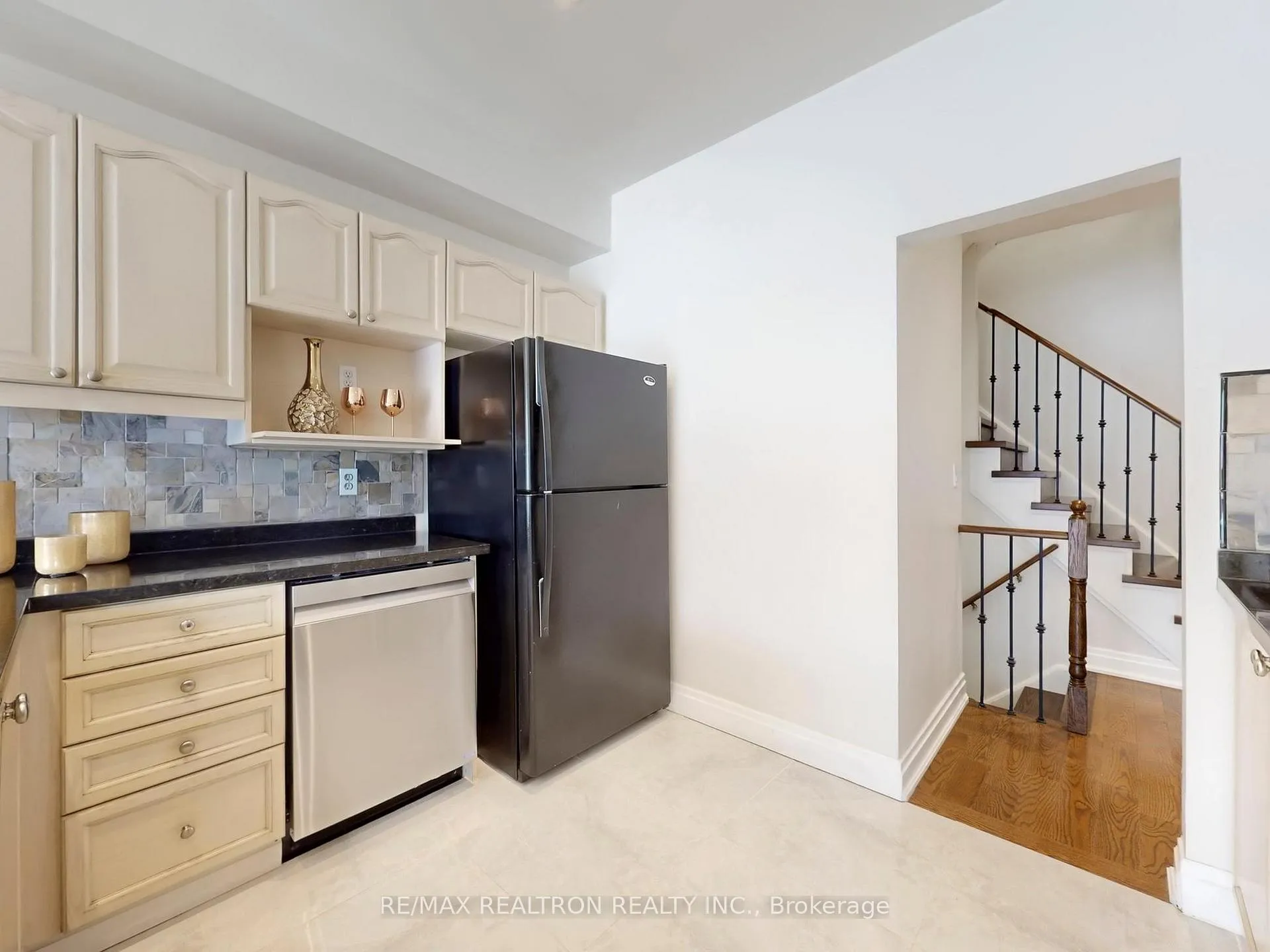 Photo 14 of 4 Wessex Drive, Whitby, Brooklin — HOMEH