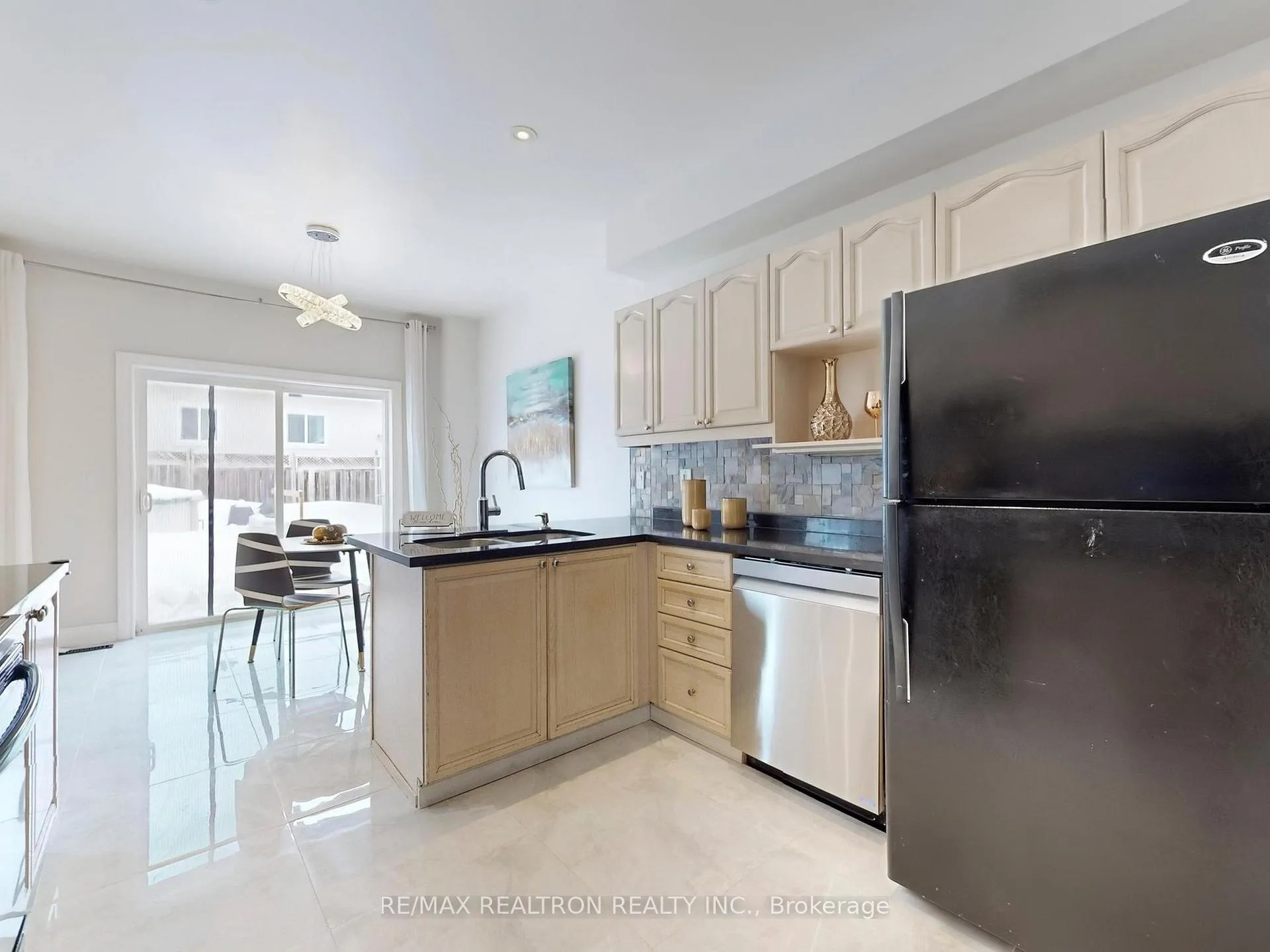 Photo 15 of 4 Wessex Drive, Whitby, Brooklin — HOMEH