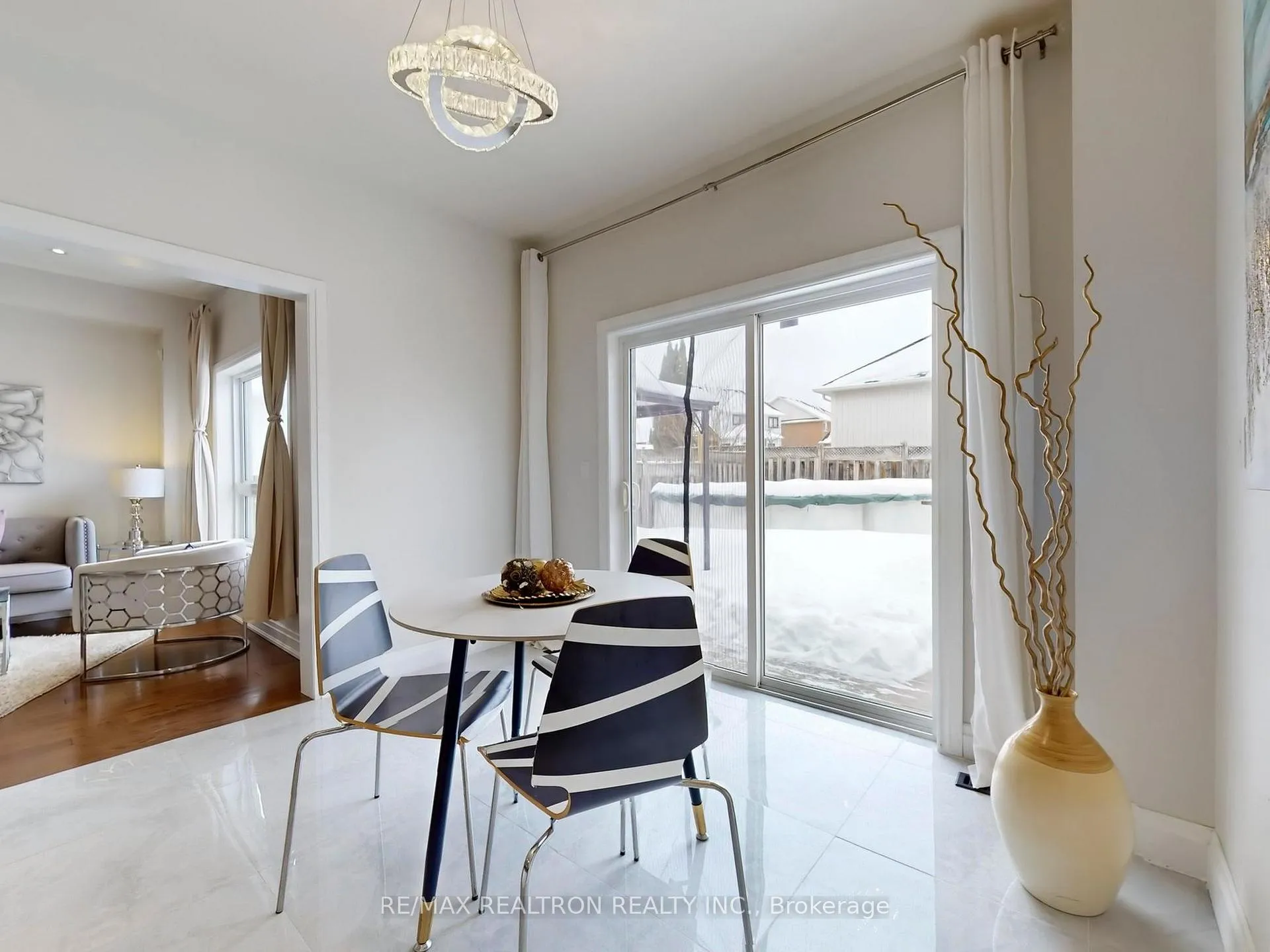 Photo 16 of 4 Wessex Drive, Whitby, Brooklin — HOMEH