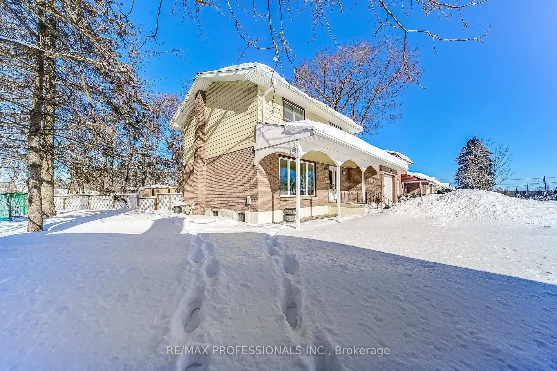 Photo 3 of 2 Agnes Street, Barrie, Wellington — HOMEH