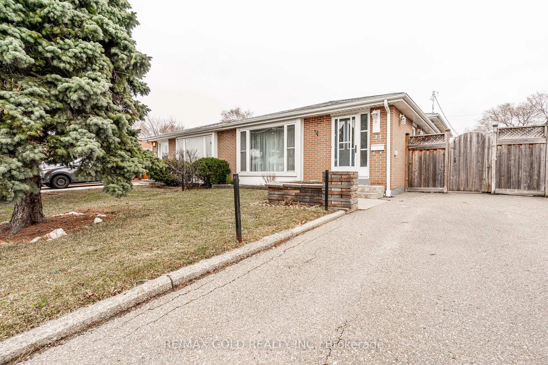 Photo 3 of 13 Cathcart Crescent, Brampton, Avondale — HOMEH
