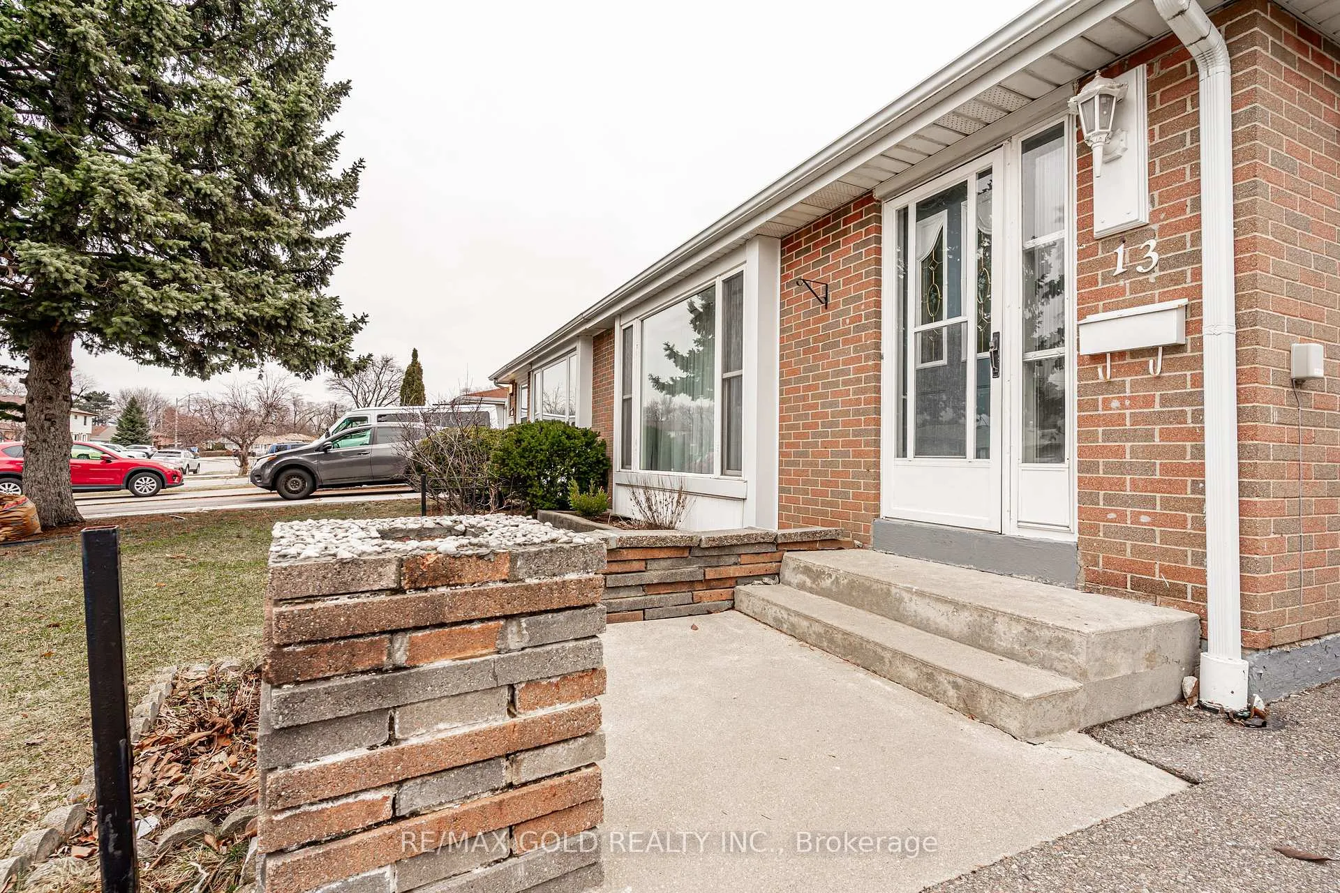 Photo 4 of 13 Cathcart Crescent, Brampton, Avondale — HOMEH