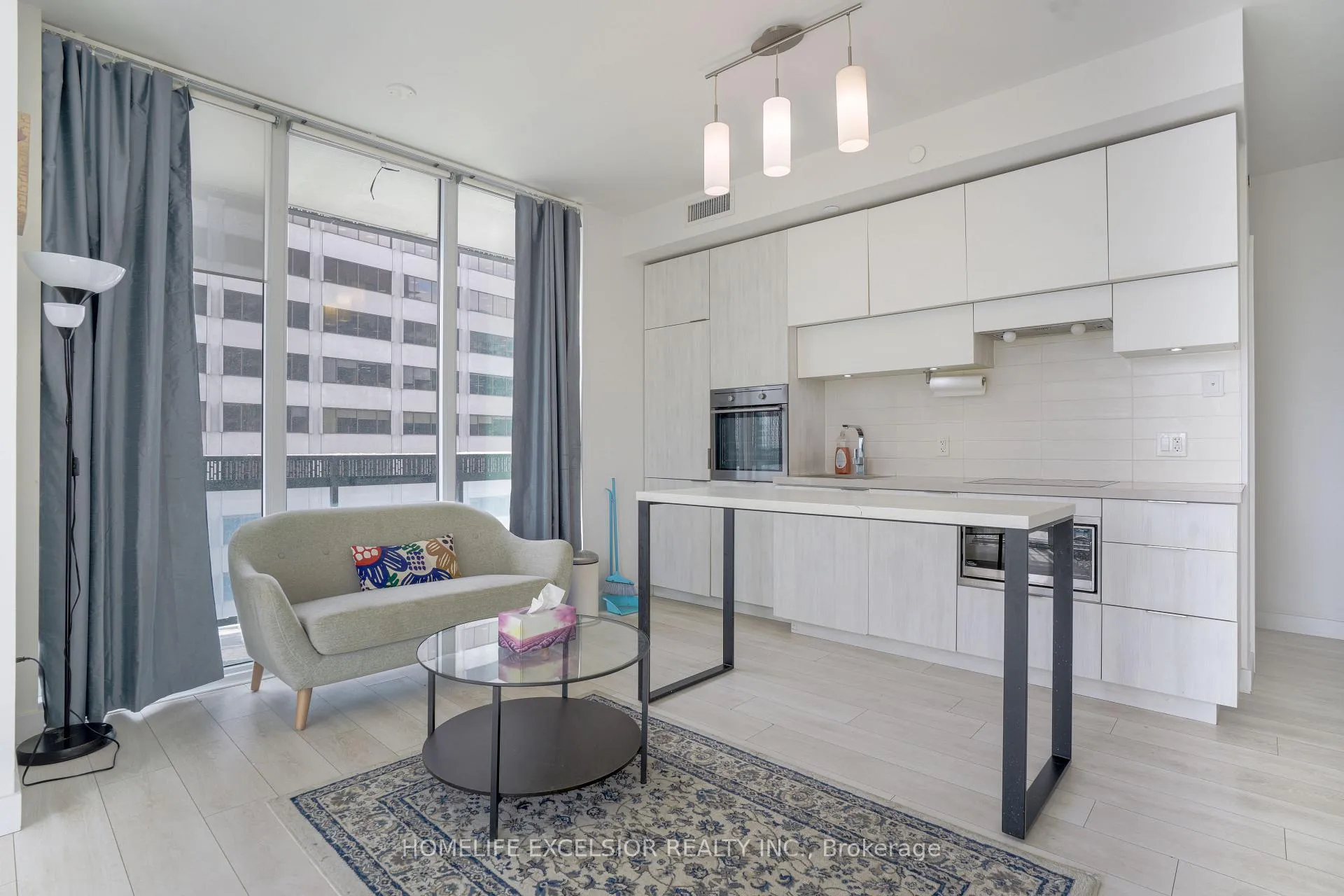 Front of Unit 2002, 8 Eglinton Avenue E