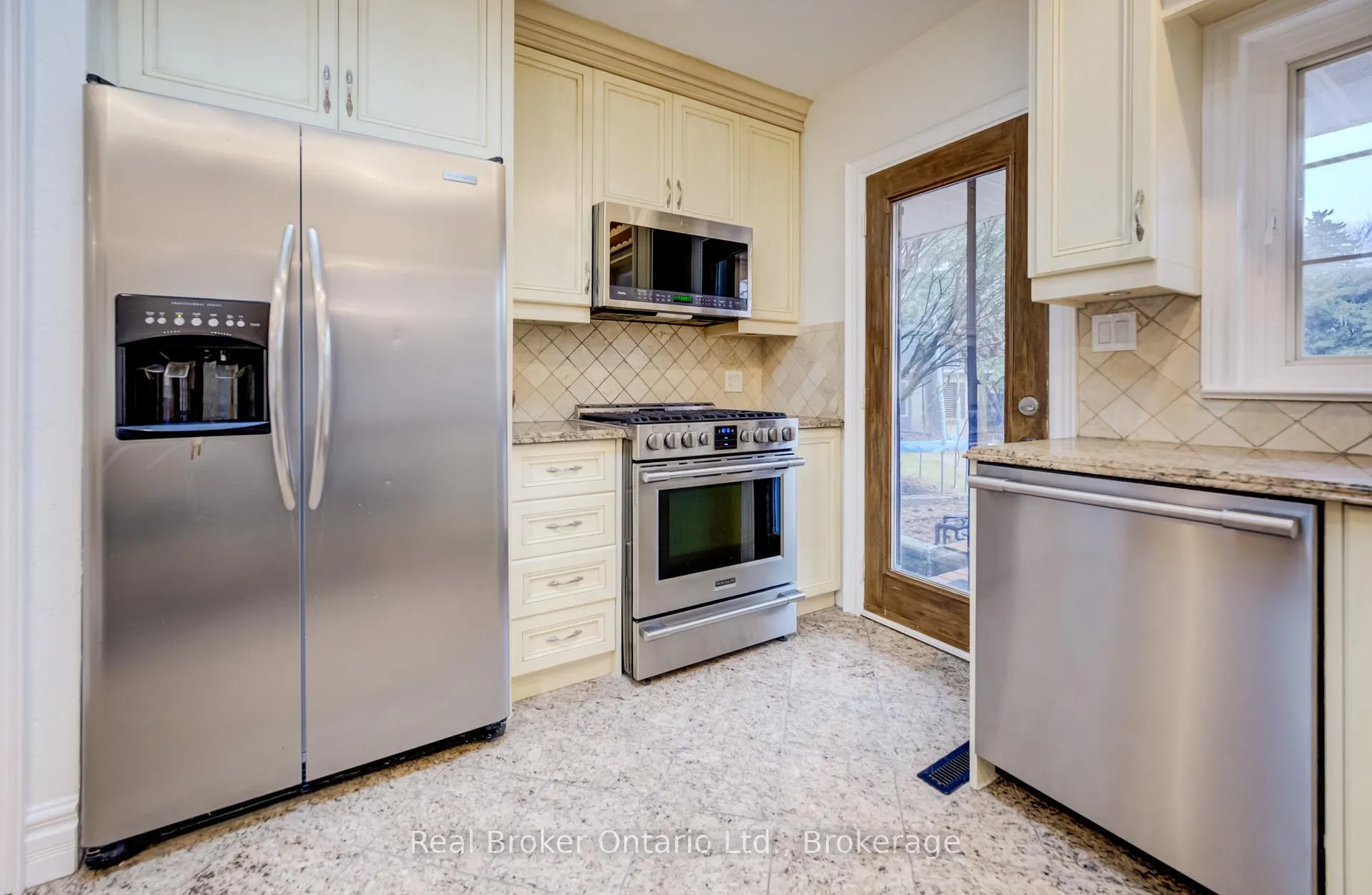 Photo 11 of 655 Ellengale Road, Burlington, LaSalle — HOMEH