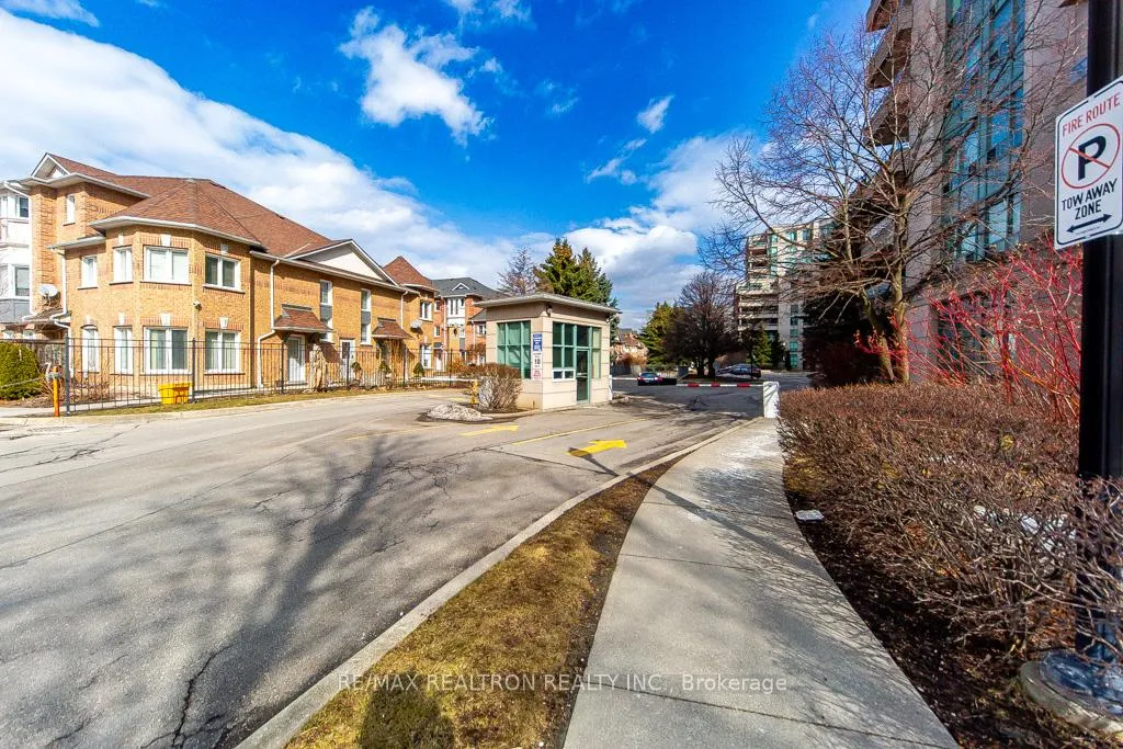 Photo 4 of Unit 306, 5 Emerald Lane, Vaughan, Crestwood-Springfarm-Yorkhill — HOMEH
