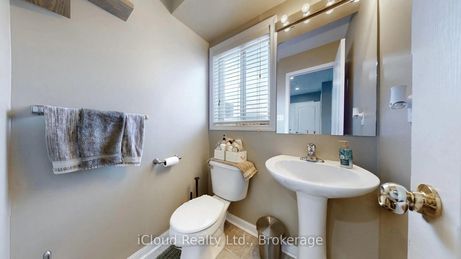 Photo 15 of 52 Tianalee Crescent, Brampton, Fletcher's Meadow — HOMEH