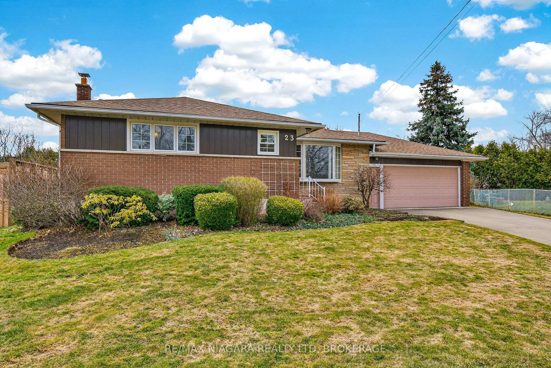 Photo 2 of 23 Almond Gardens, Grimsby, Grimsby Beach — HOMEH