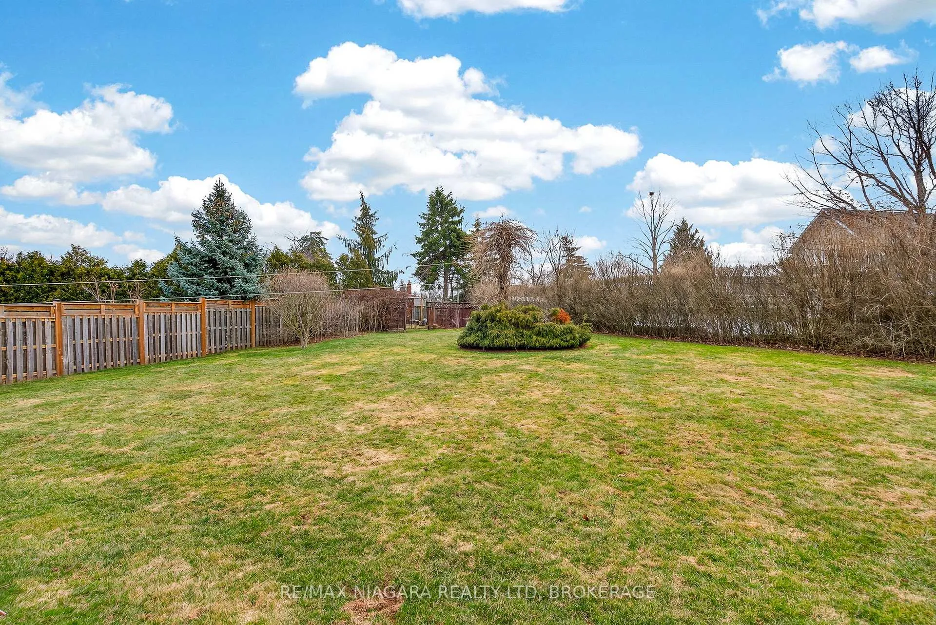 Photo 35 of 23 Almond Gardens, Grimsby, Grimsby Beach — HOMEH