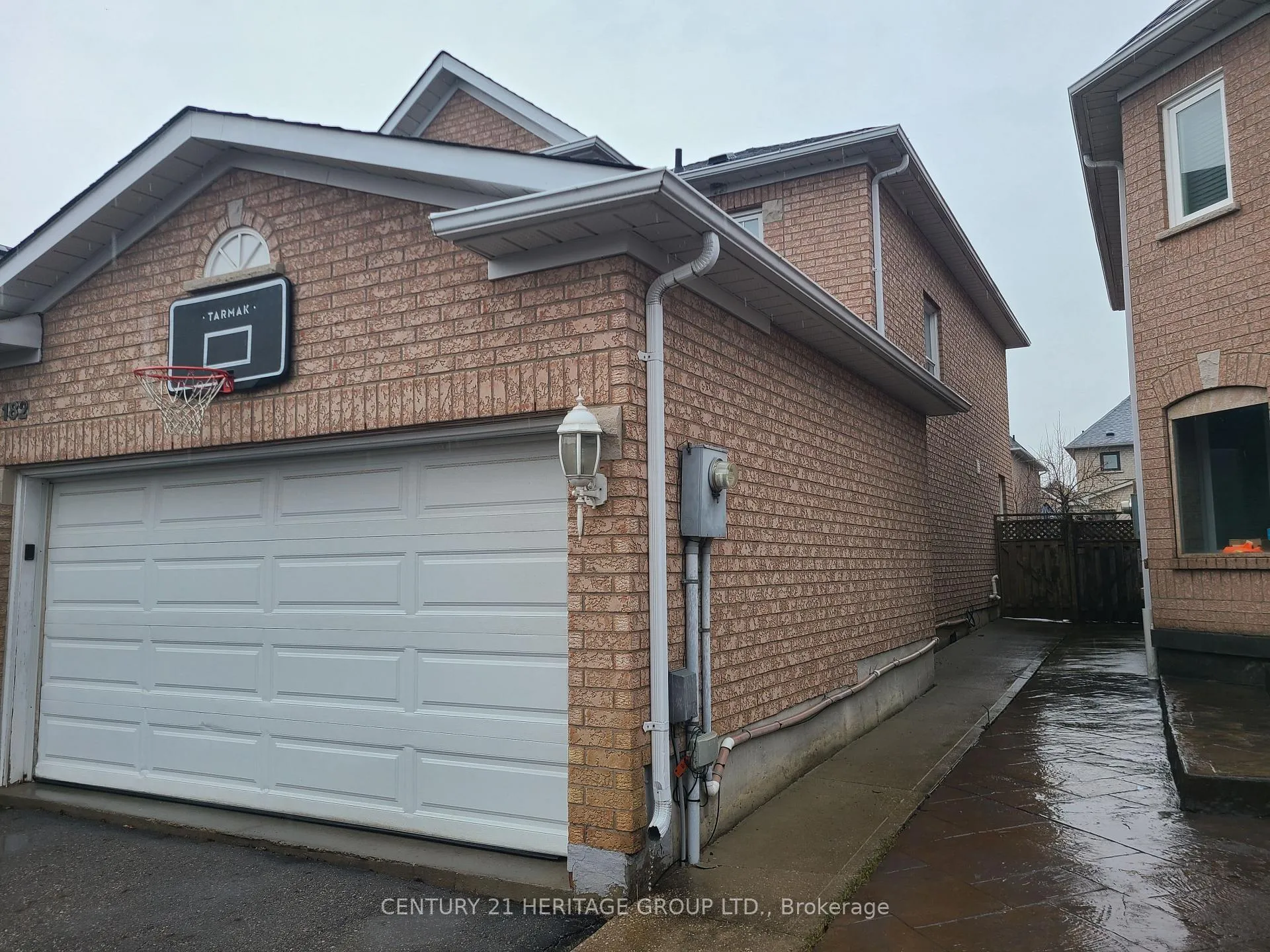 Photo 2 of 182 Elena Crescent, Vaughan, Maple — HOMEH