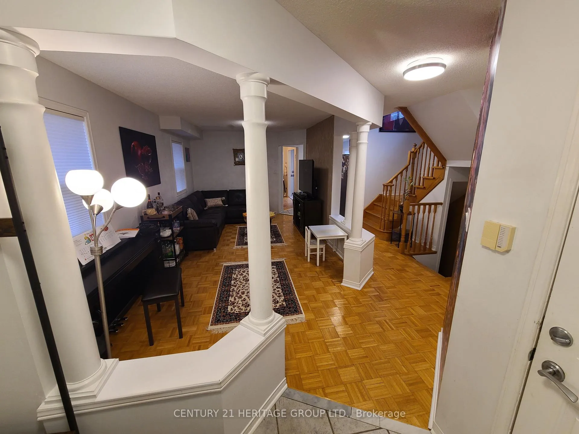 Photo 4 of 182 Elena Crescent, Vaughan, Maple — HOMEH