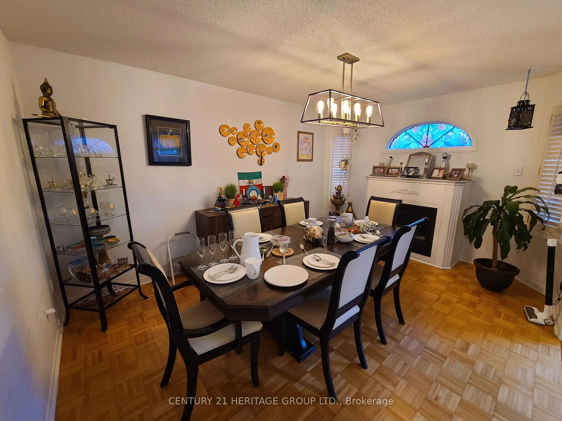 Photo 7 of 182 Elena Crescent, Vaughan, Maple — HOMEH