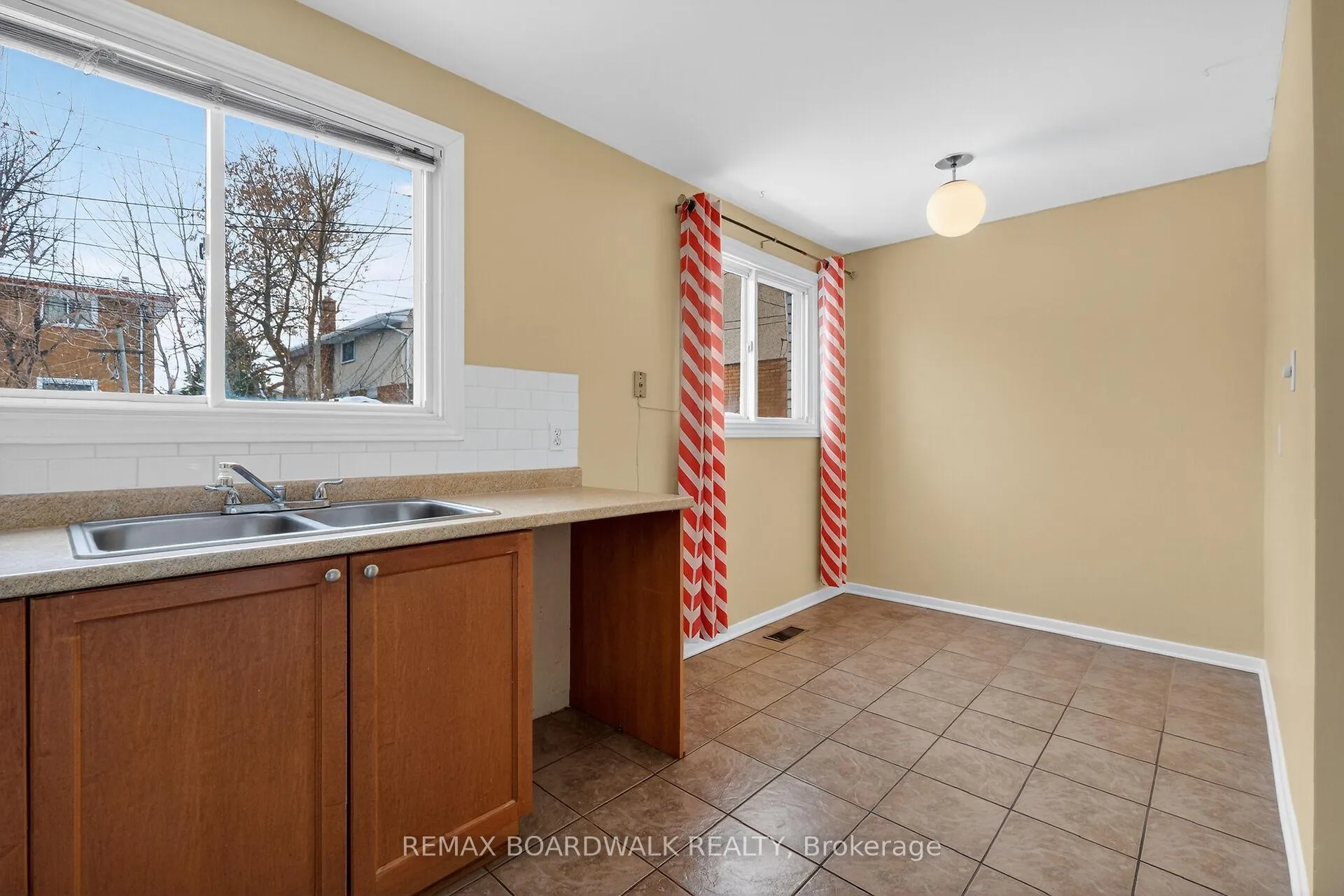 Photo 15 of 2666 Regina Street, Ottawa, Britannia — HOMEH
