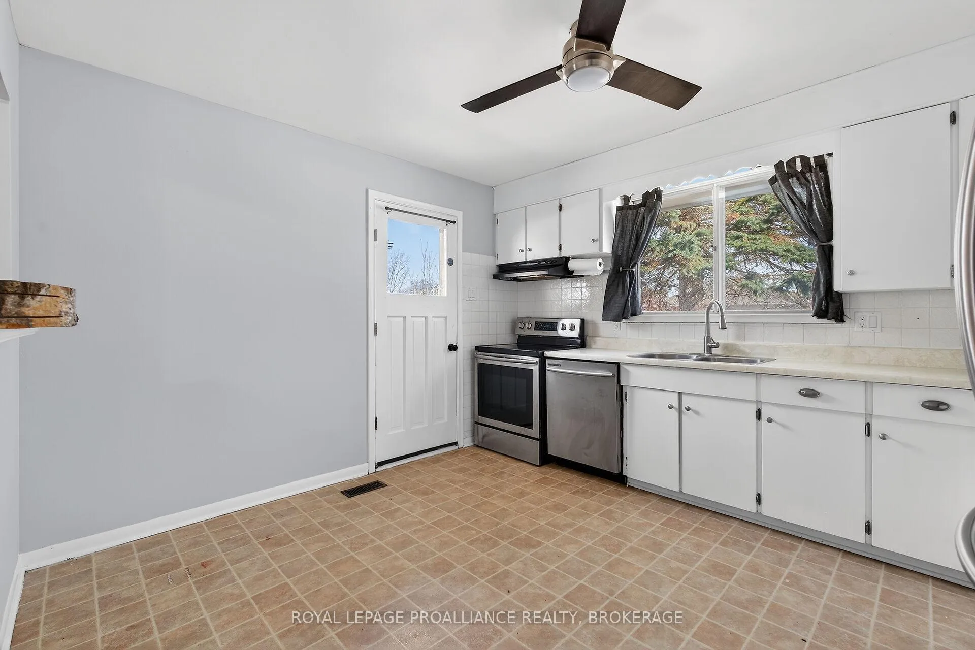 Photo 14 of 697 Fleet Street, Kingston, South of Taylor-Kidd Blvd — HOMEH