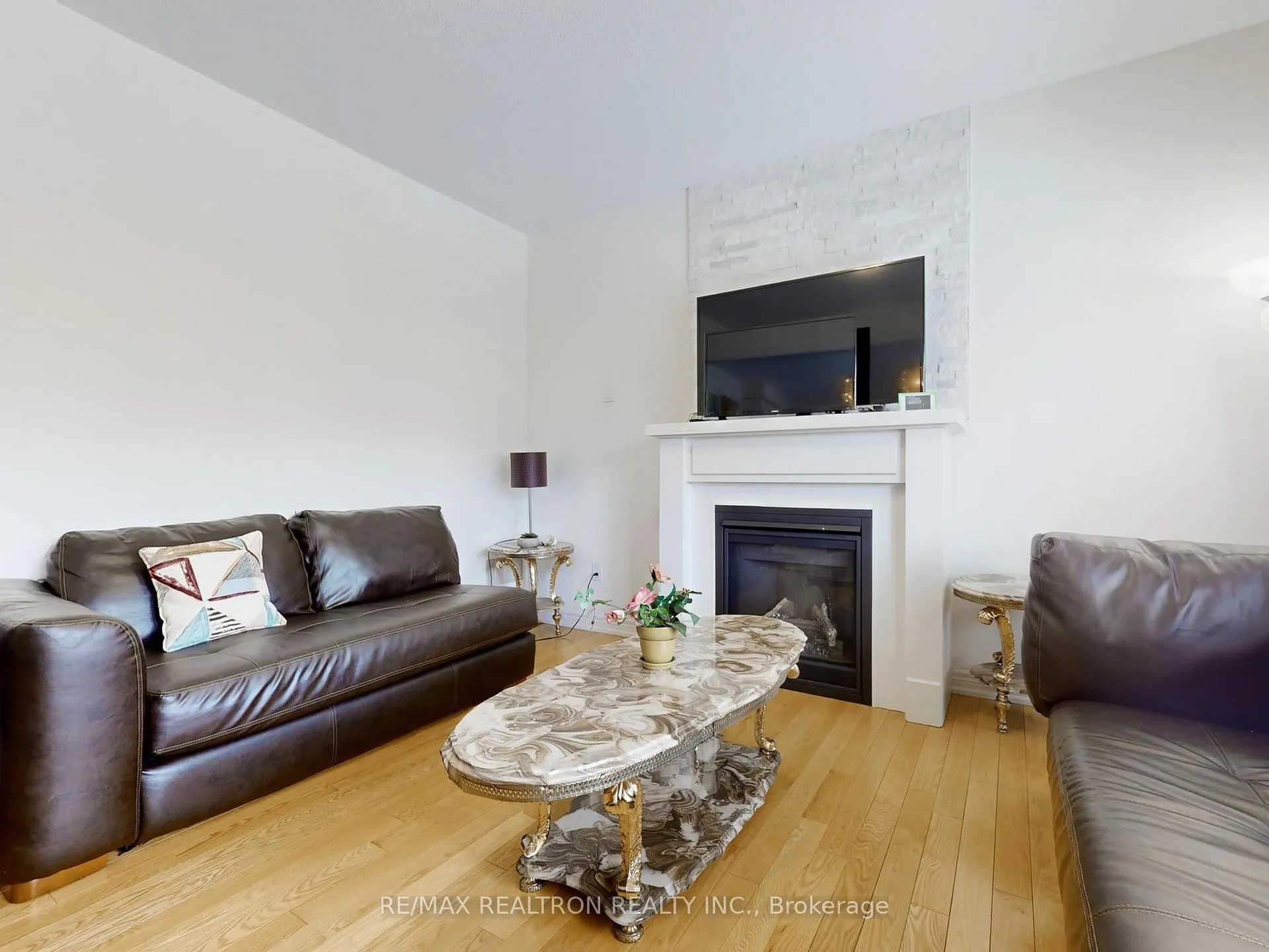 Photo 5 of Unit Upper, 22 Pietrowski Drive, Georgina, Keswick North — HOMEH