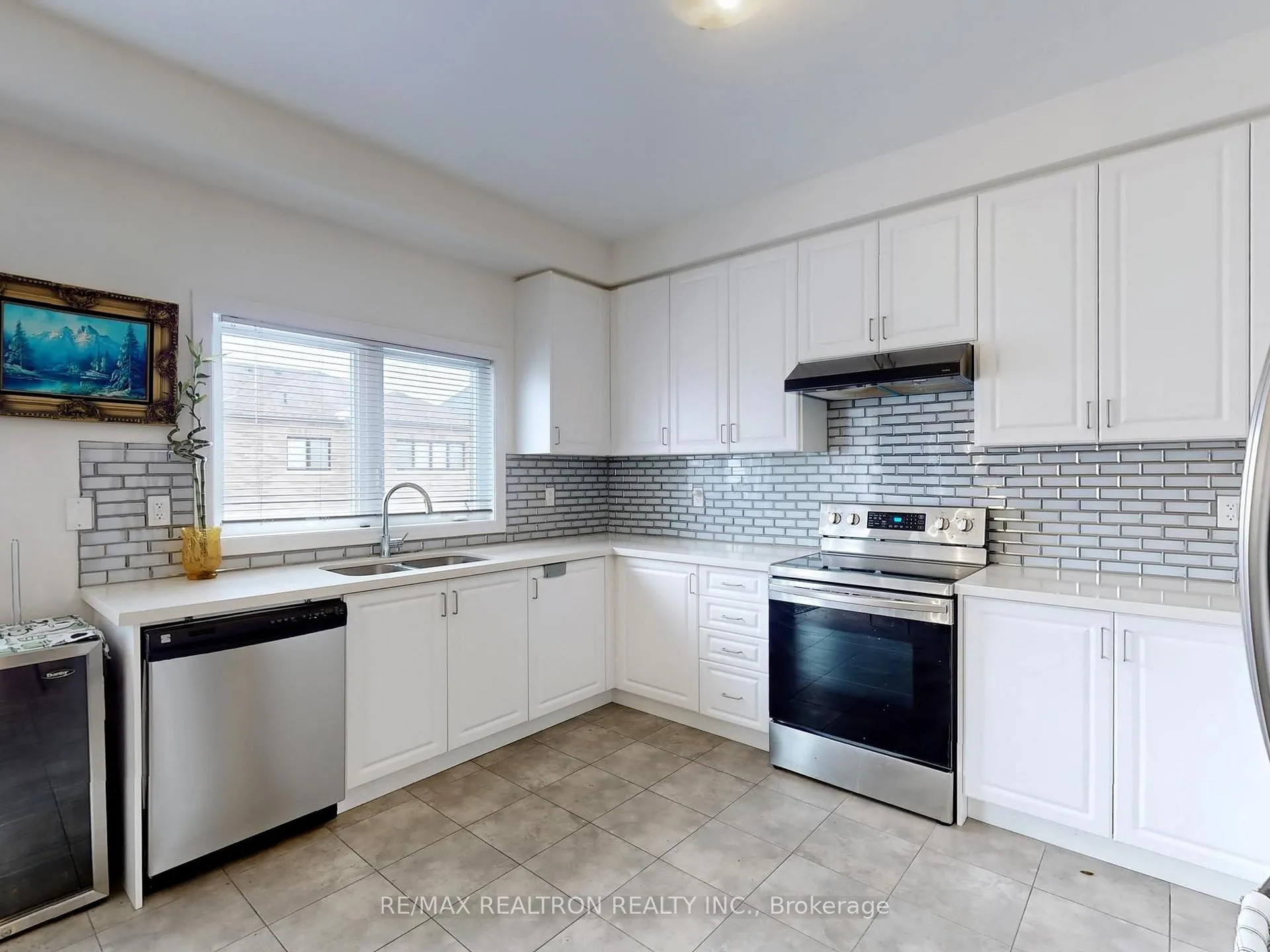 Photo 10 of Unit Upper, 22 Pietrowski Drive, Georgina, Keswick North — HOMEH