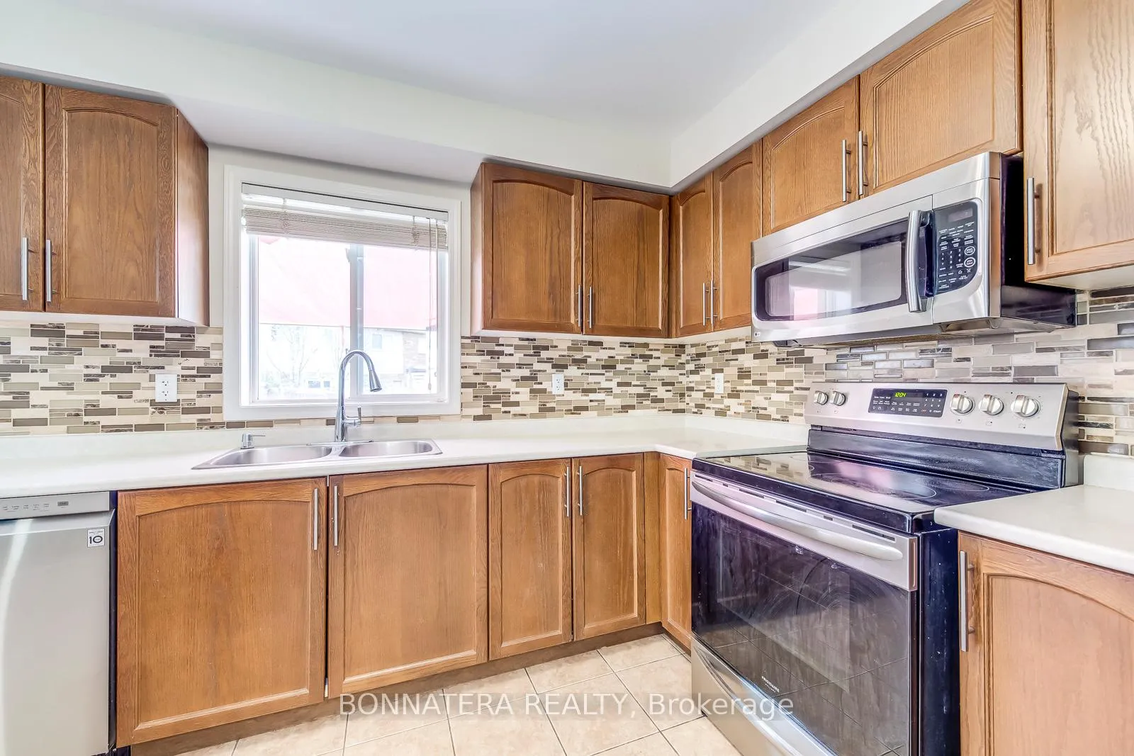 Photo 16 of 411 Hobbs Crescent, Milton, Clarke — HOMEH