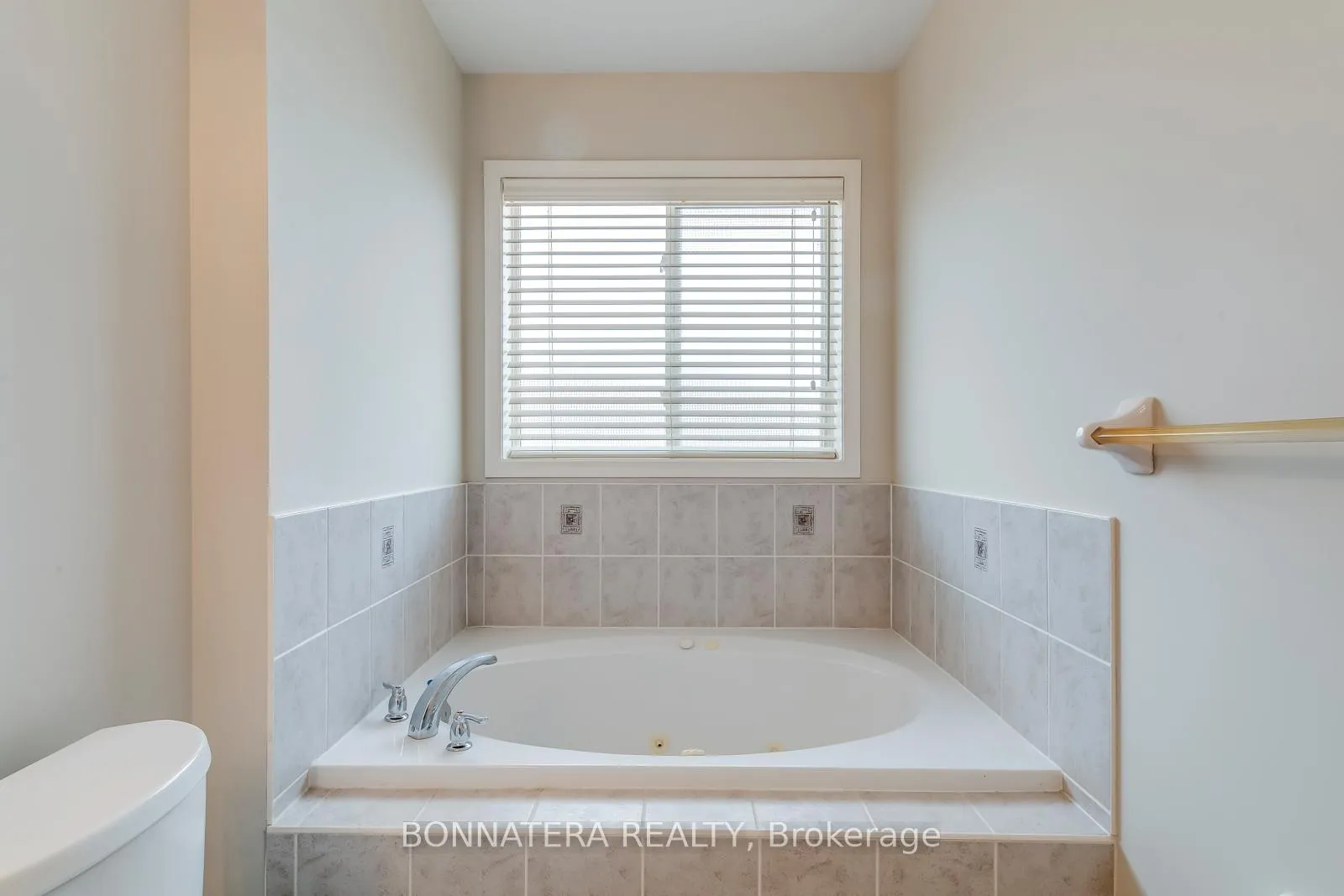 Photo 27 of 411 Hobbs Crescent, Milton, Clarke — HOMEH