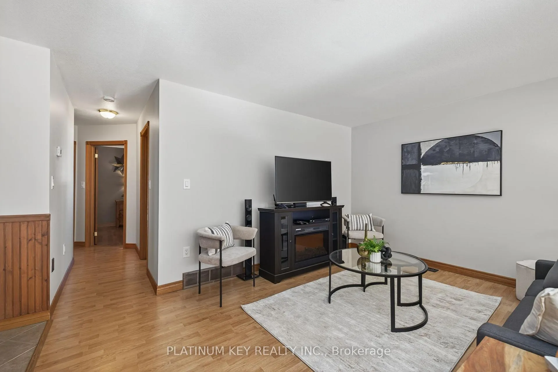 Photo 4 of 29 Dell Drive, Strathroy-Caradoc, SW — HOMEH