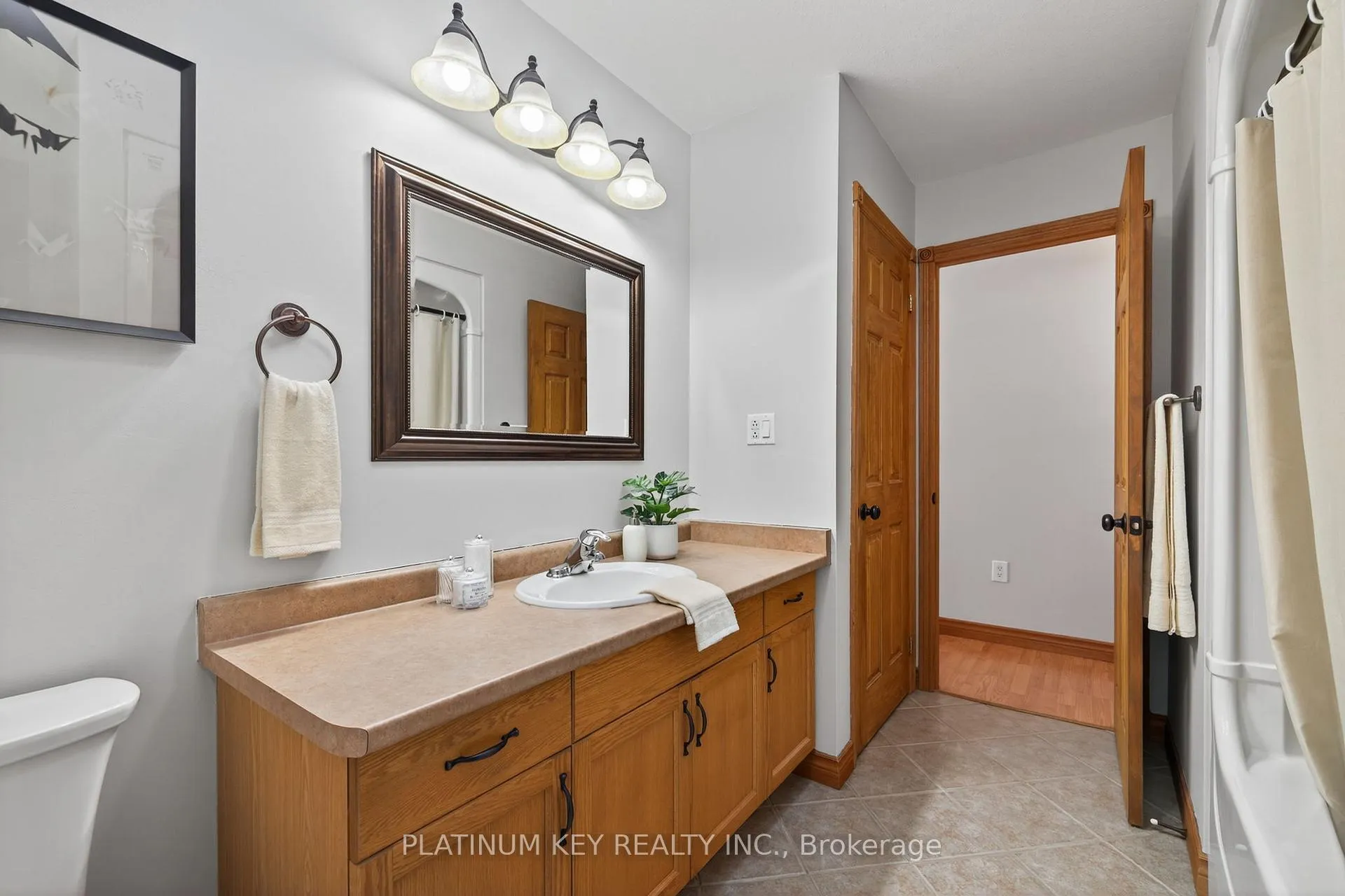 Photo 15 of 29 Dell Drive, Strathroy-Caradoc, SW — HOMEH