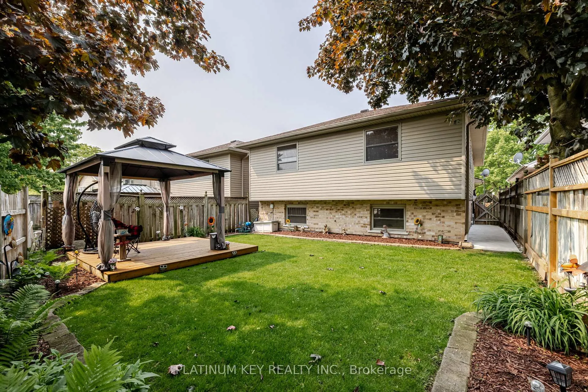 Photo 25 of 29 Dell Drive, Strathroy-Caradoc, SW — HOMEH