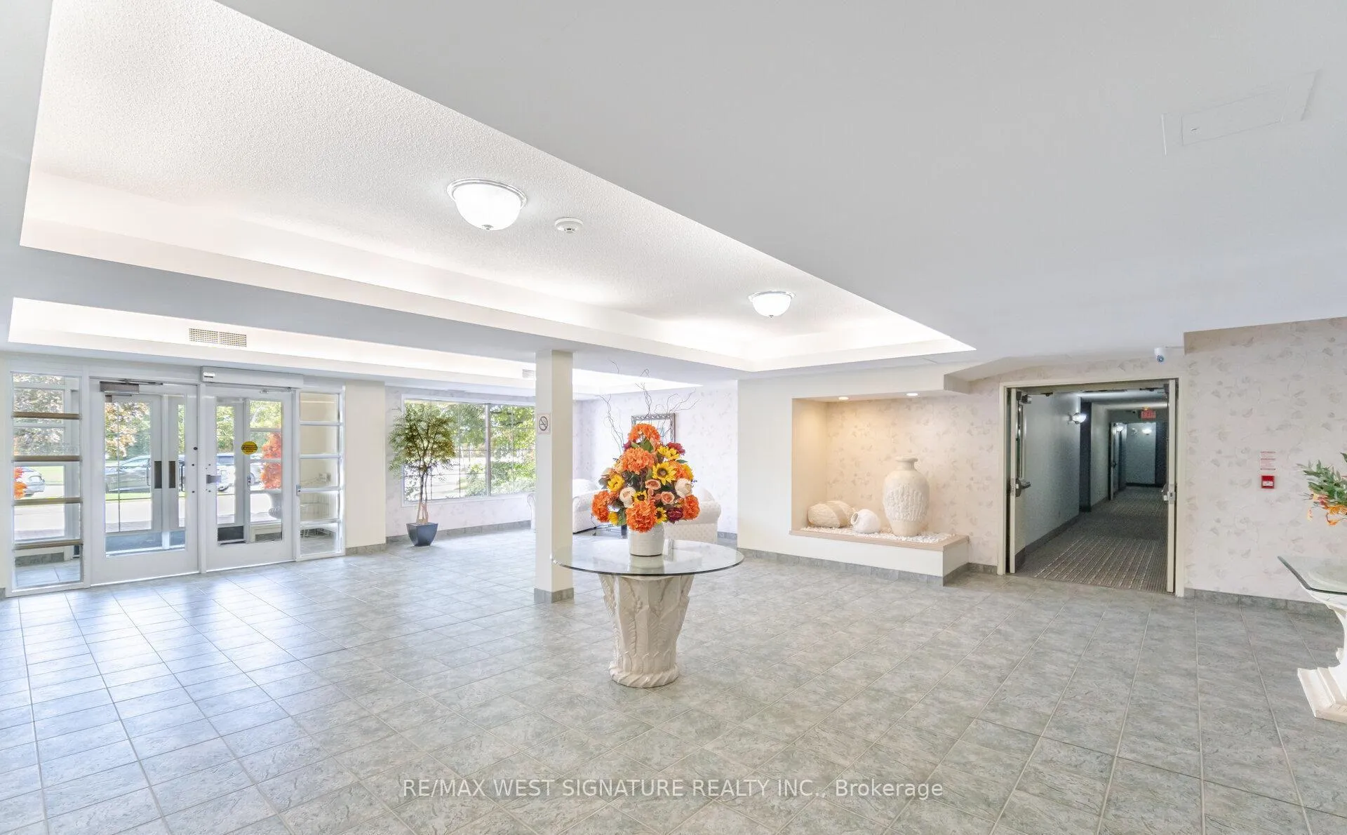 Photo 3 of Unit 216, 75 Treelawn Boulevard, Vaughan, Kleinburg — HOMEH