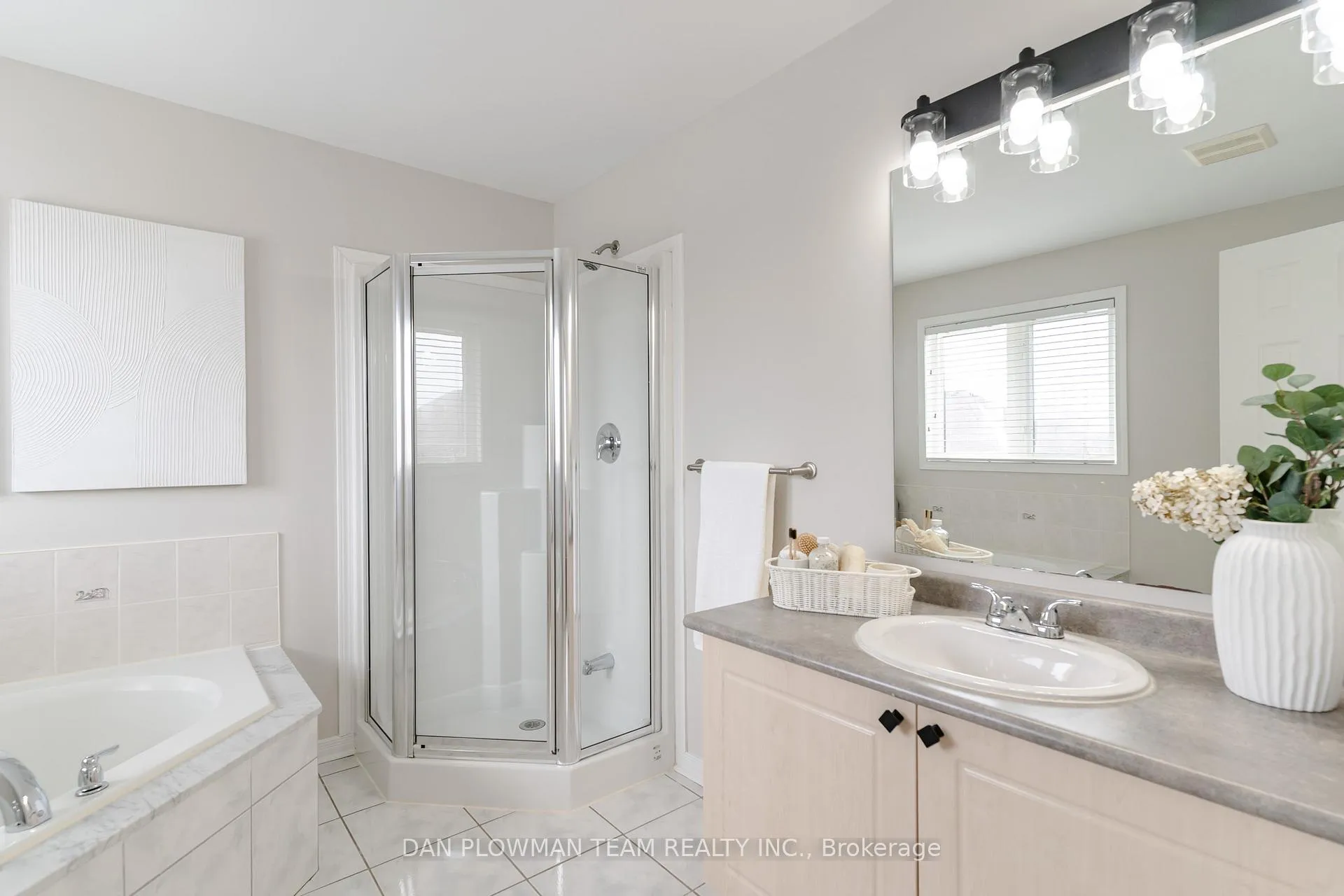 Photo 24 of 51 Hutton Place, Clarington, Bowmanville — HOMEH