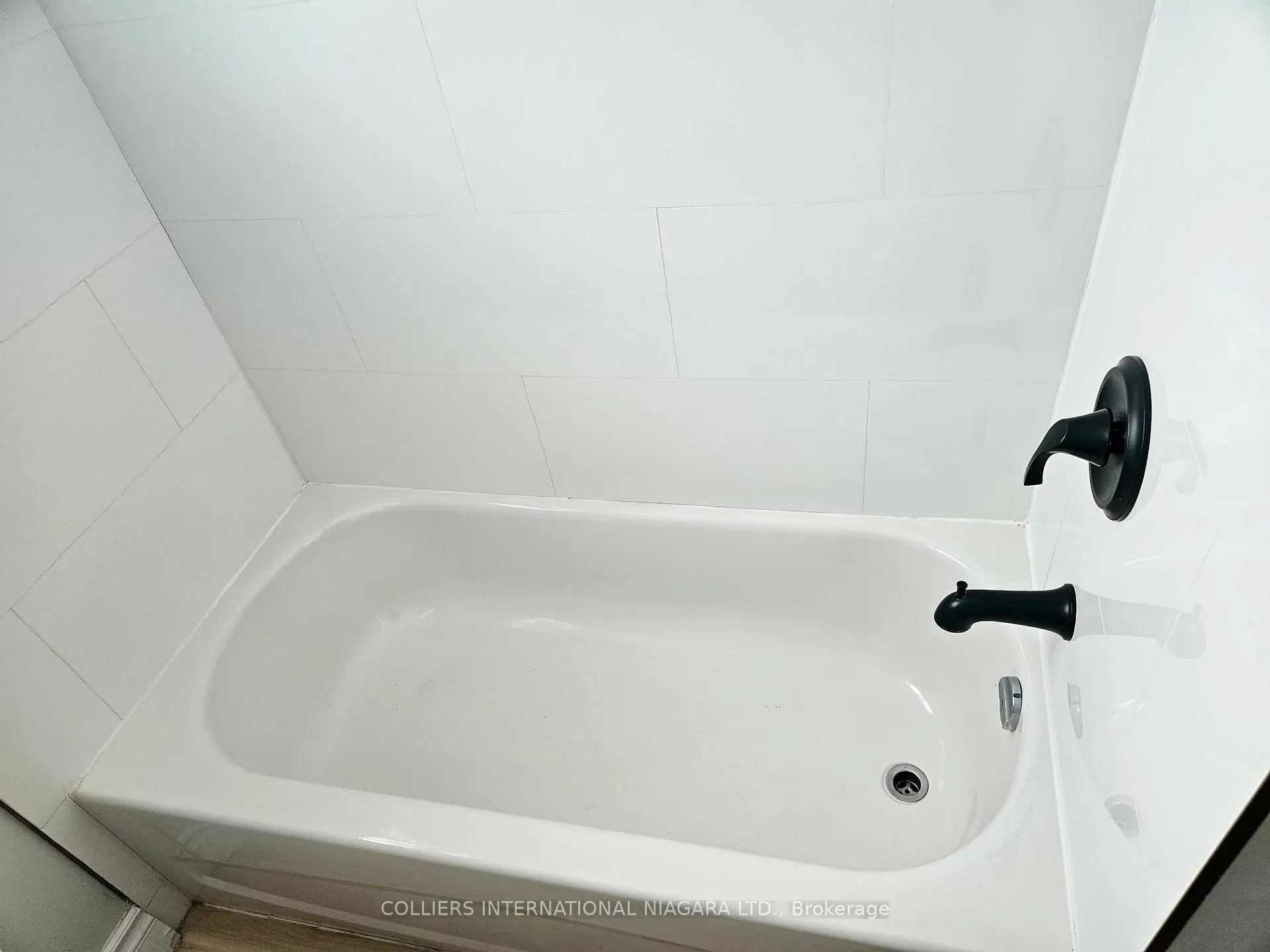 Photo 5 of Unit 3, 6256 Barker Street, Niagara Falls, Dorchester — HOMEH