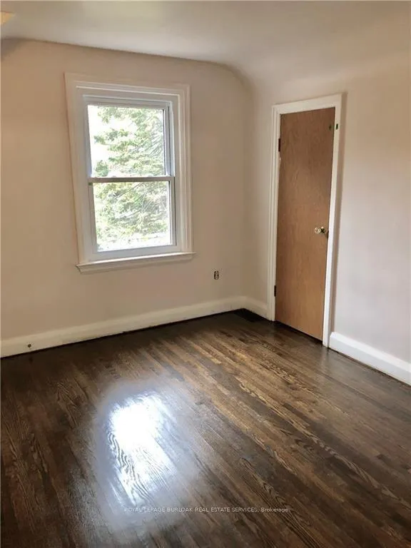 Photo 5 of 252 Pomona Avenue, Burlington, Brant — HOMEH