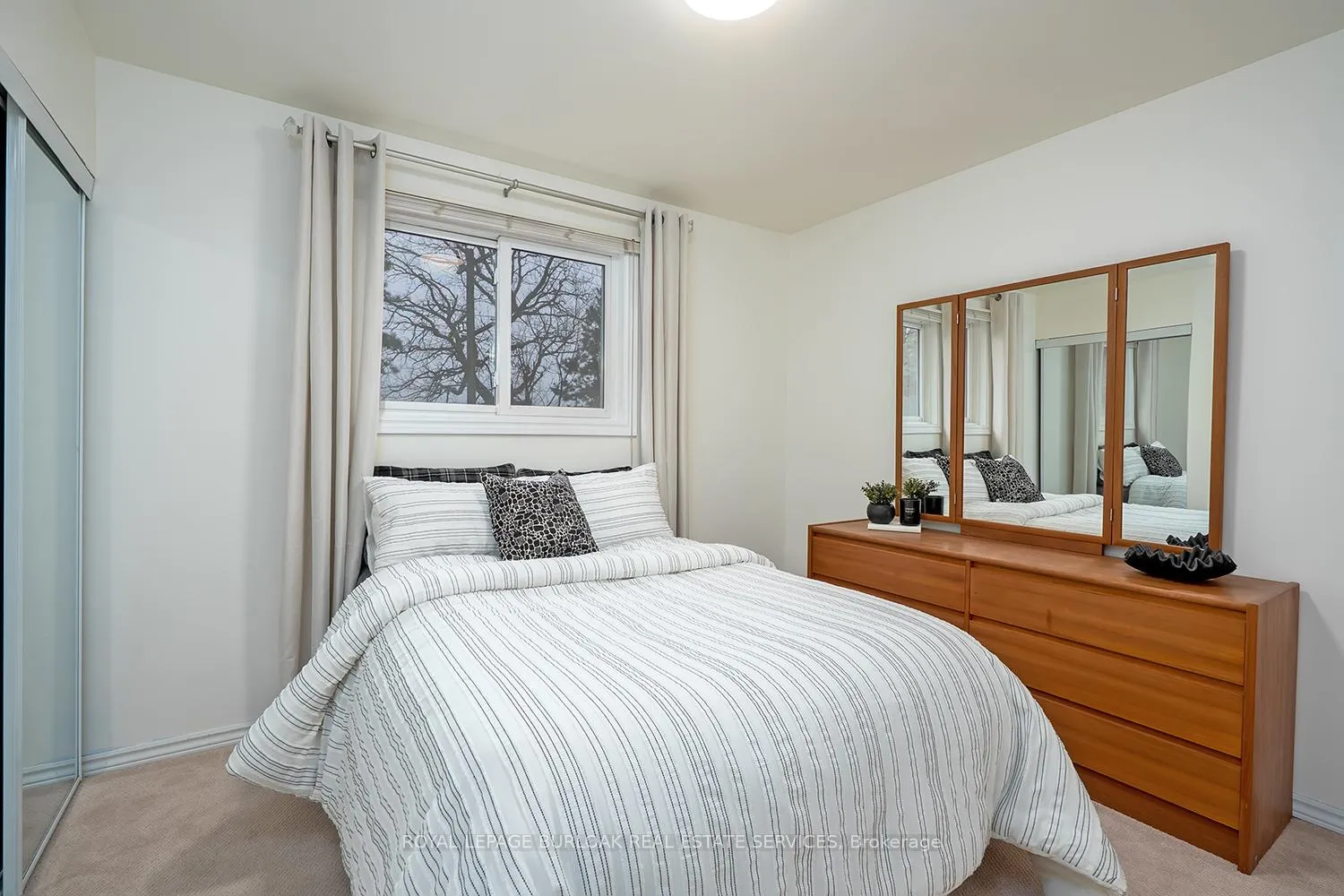 Photo 17 of 1278 Consort Crescent, Burlington, Palmer — HOMEH
